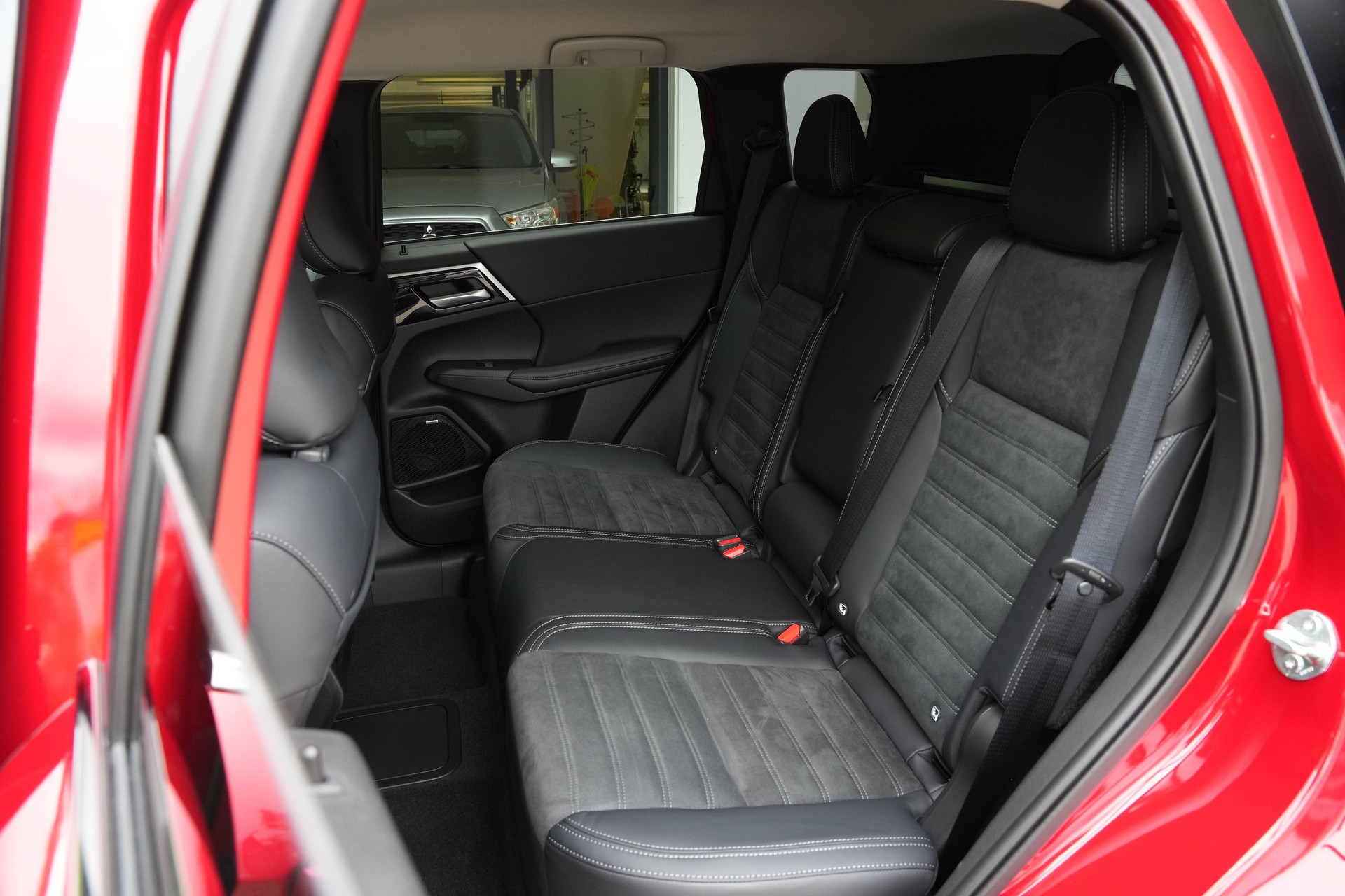 MITSUBISHI Outlander 2.4 PHEV Intense 4x4-image-7