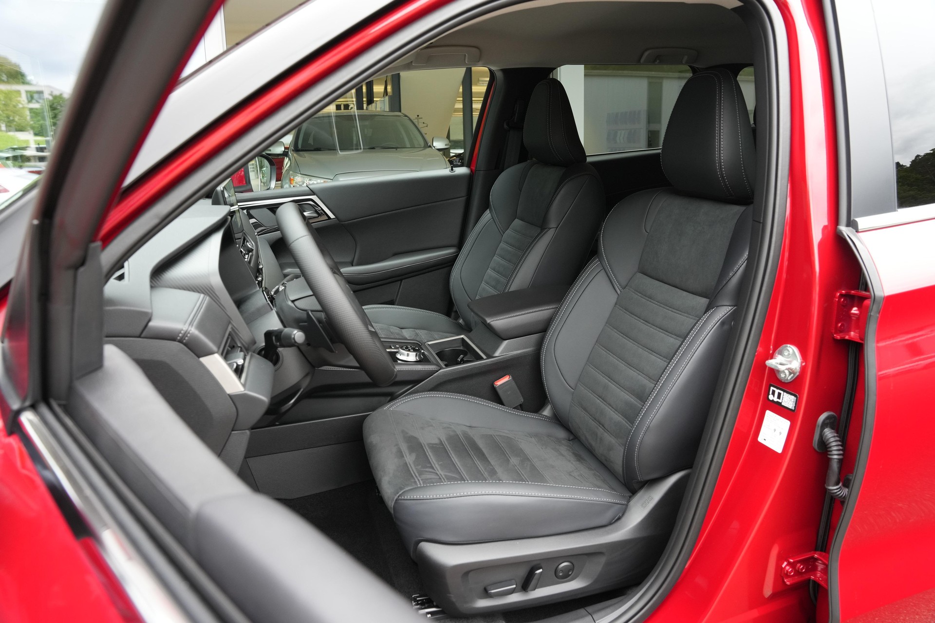 MITSUBISHI Outlander 2.4 PHEV Intense 4x4-image-6