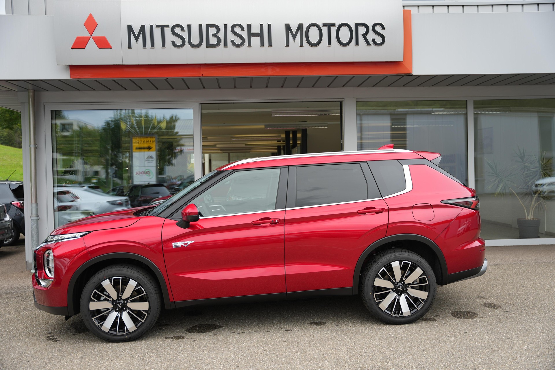 MITSUBISHI Outlander 2.4 PHEV Intense 4x4-image-2