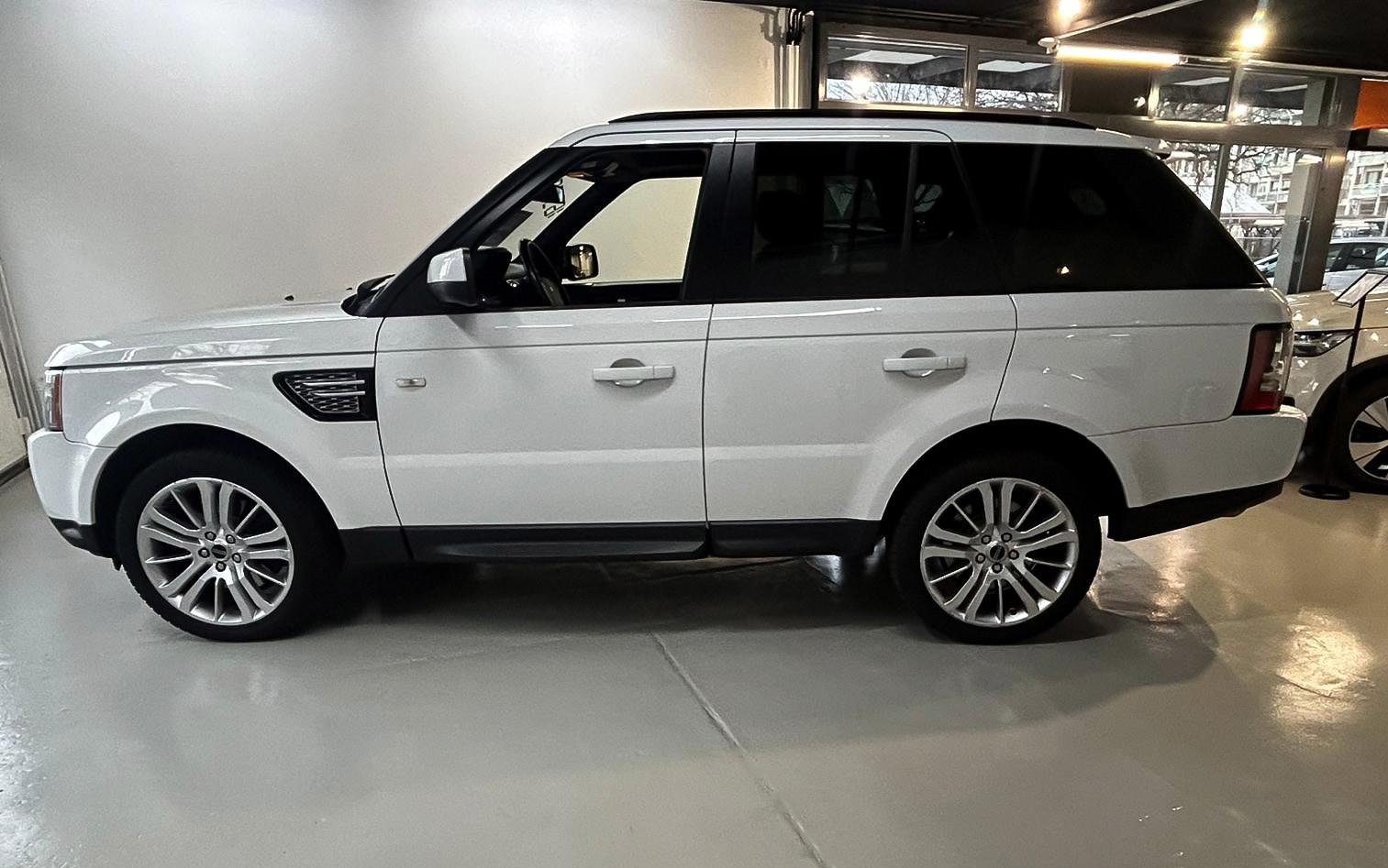 LAND ROVER Range Rover Sport 3.0 TDV6 HSE Automatic-showroom-element-2