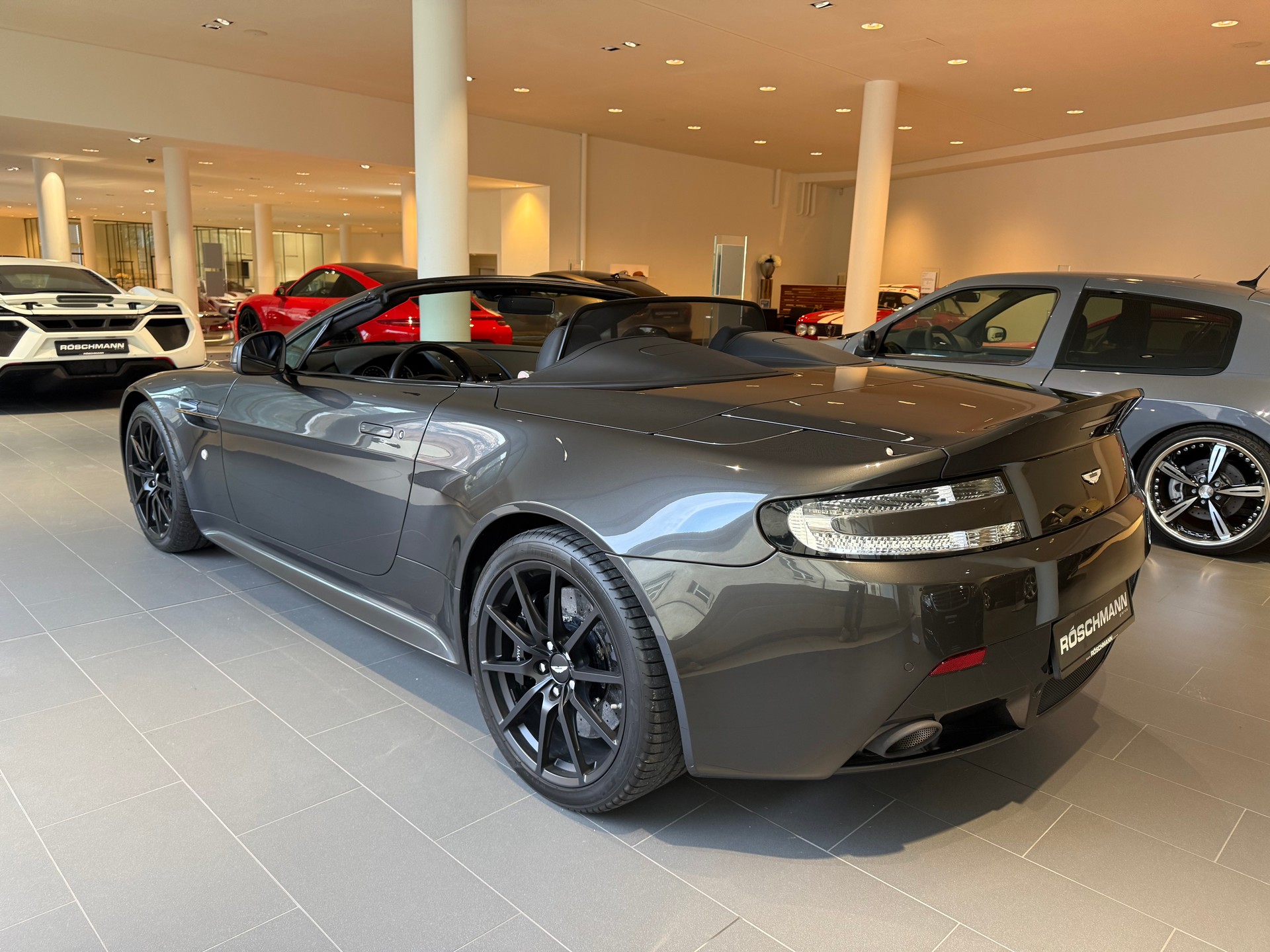 ASTON MARTIN V12 Vantage 5.9 S Roadster-image-4