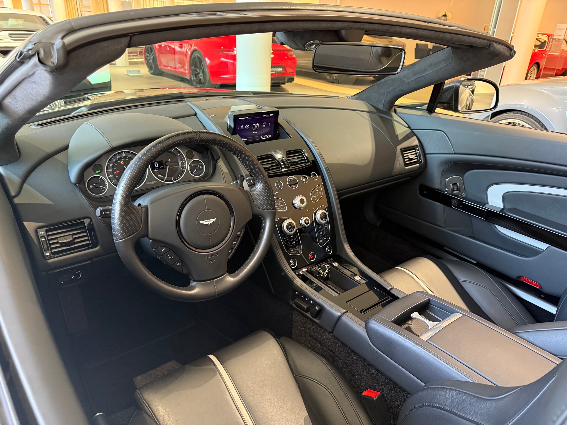 ASTON MARTIN V12 Vantage 5.9 S Roadster-image-7
