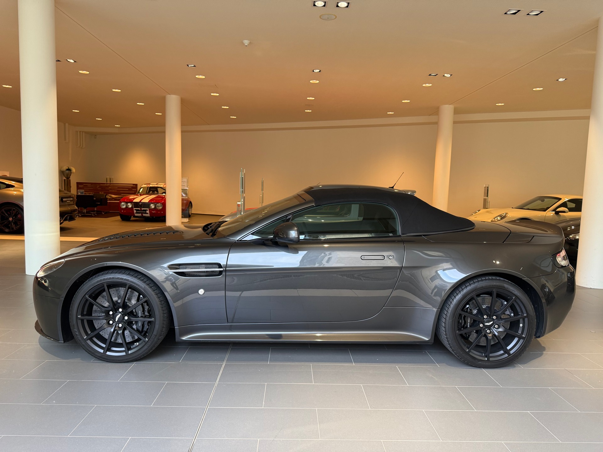 ASTON MARTIN V12 Vantage 5.9 S Roadster-image-11