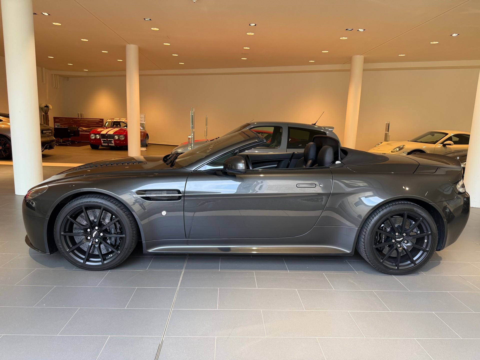 ASTON MARTIN V12 Vantage 5.9 S Roadster-showroom-element-3