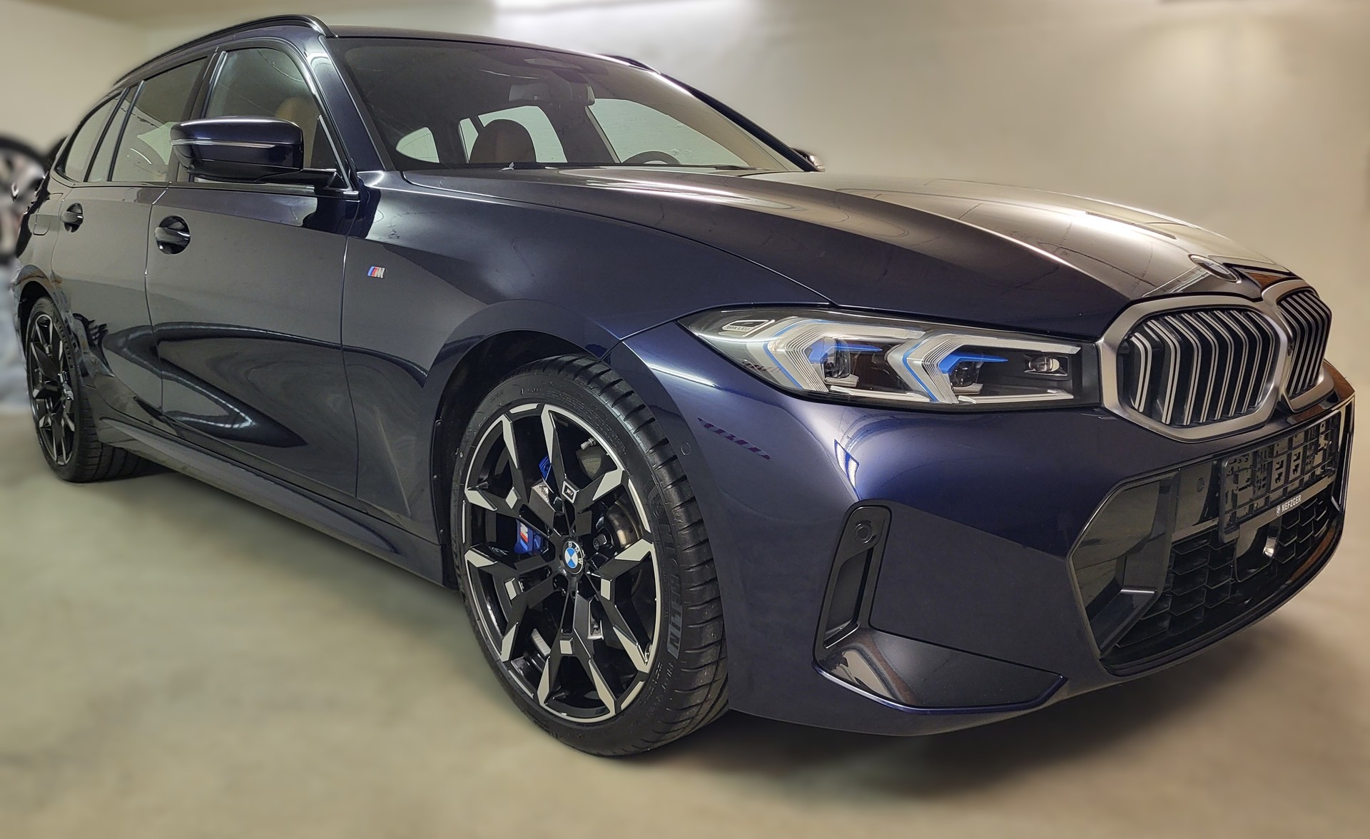 BMW 320d xDrive 48V Touring Steptronic M Sport-showroom-element-2