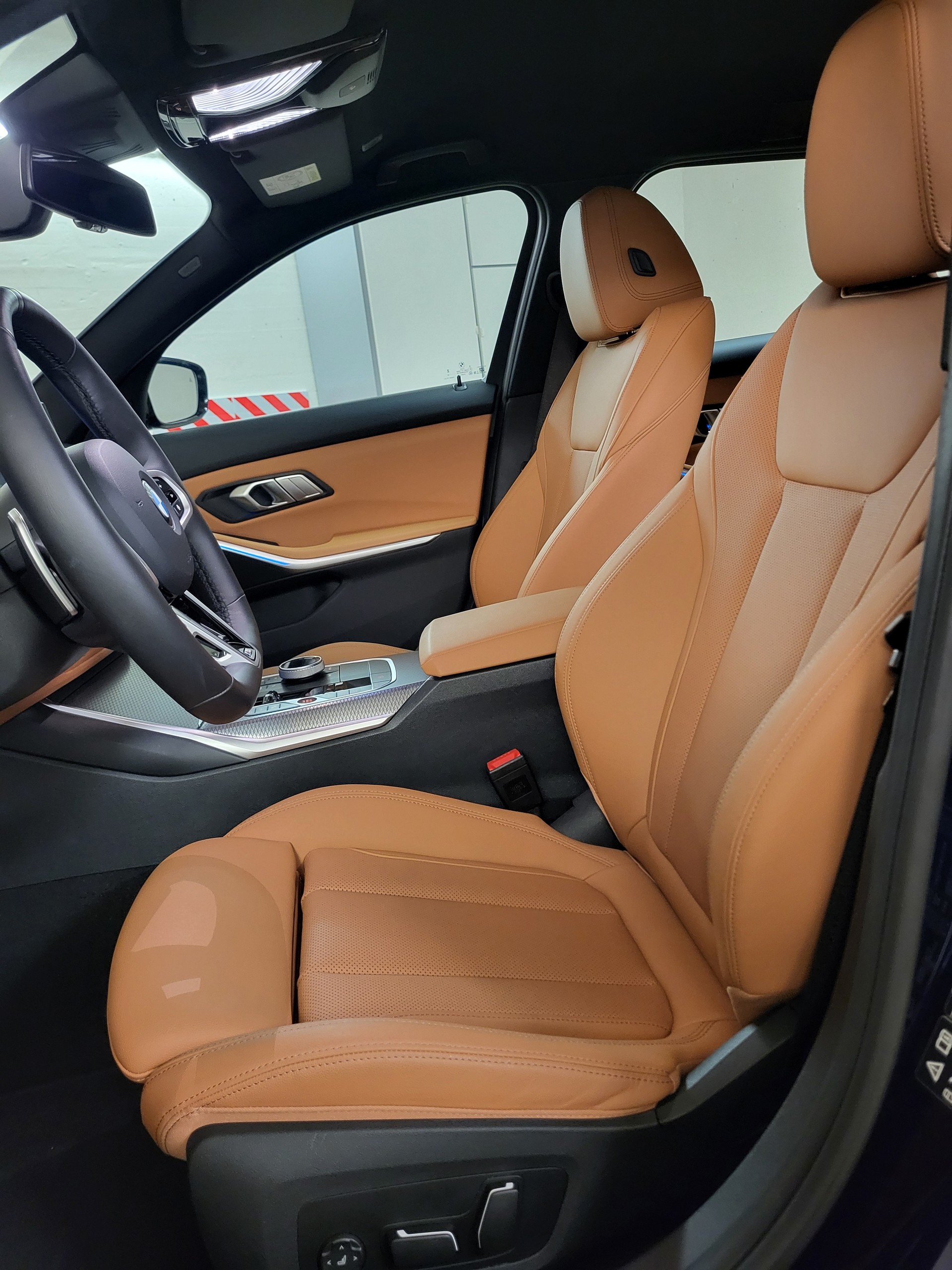 BMW 320d xDrive 48V Touring Steptronic M Sport-image-12