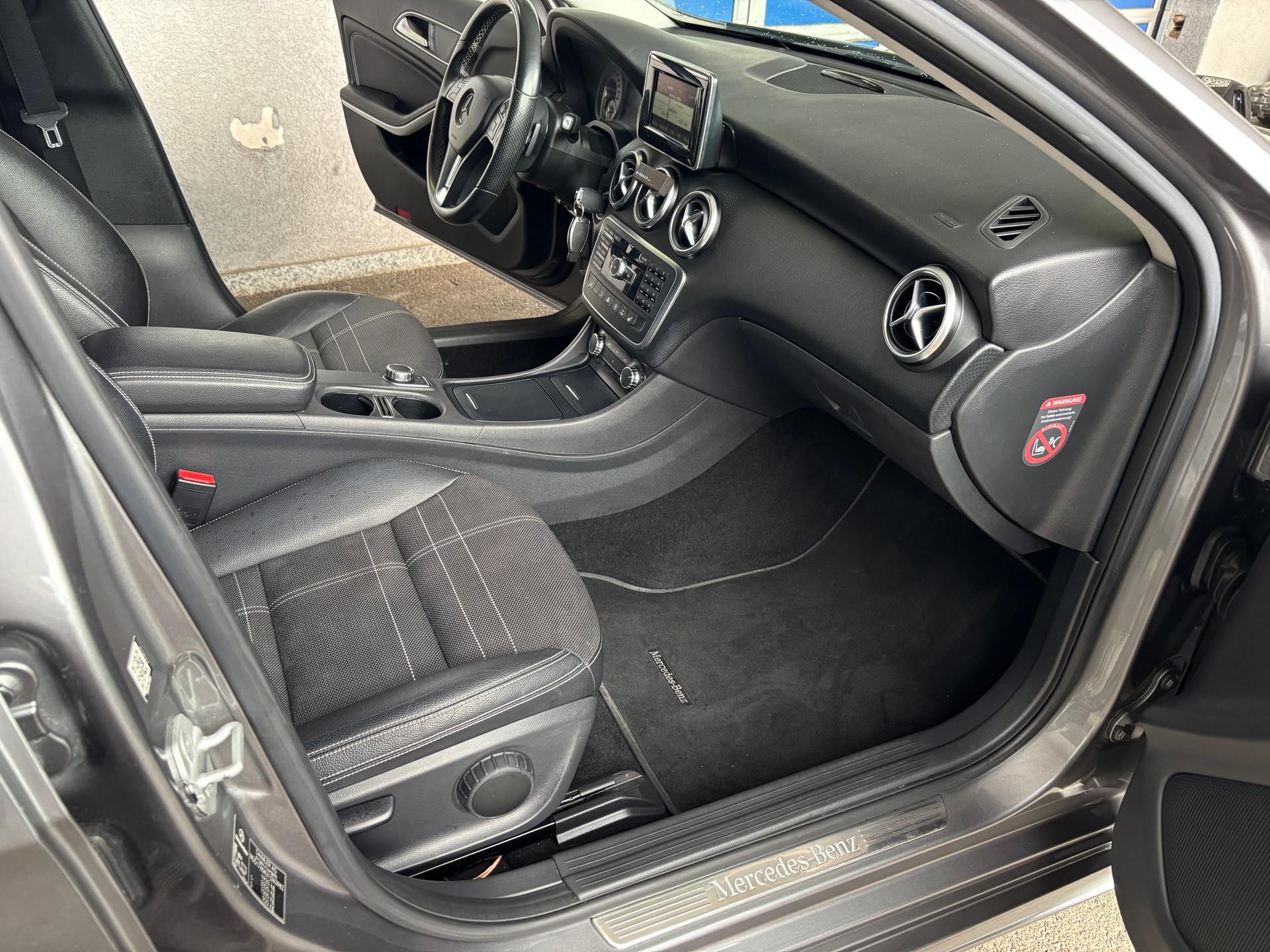 MERCEDES-BENZ A 200 Urban 7G-DCT-image-9