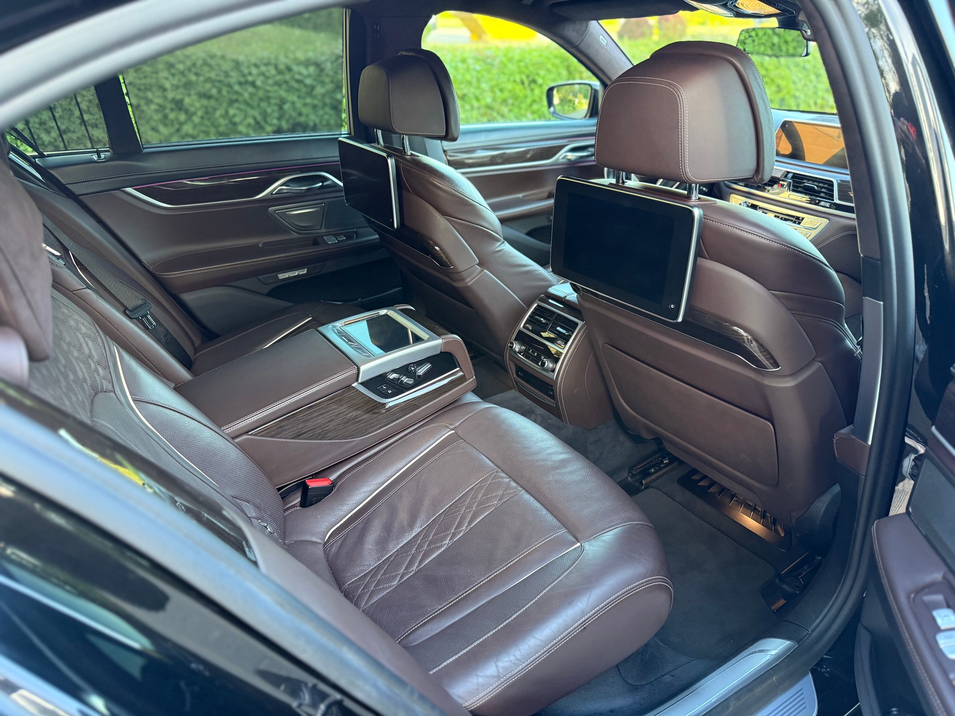 BMW 740d xDrive-image-18