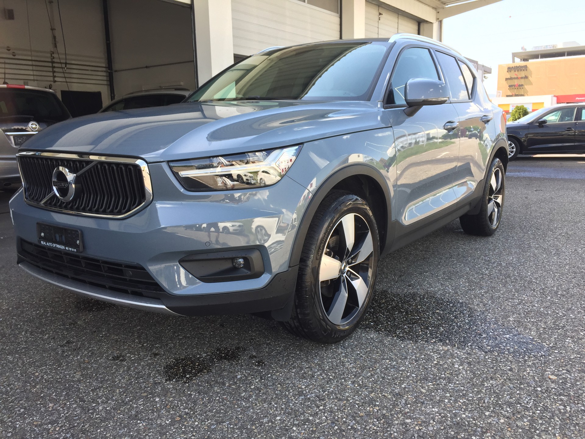 VOLVO XC40 T2 Momentum Geartronic-image-2