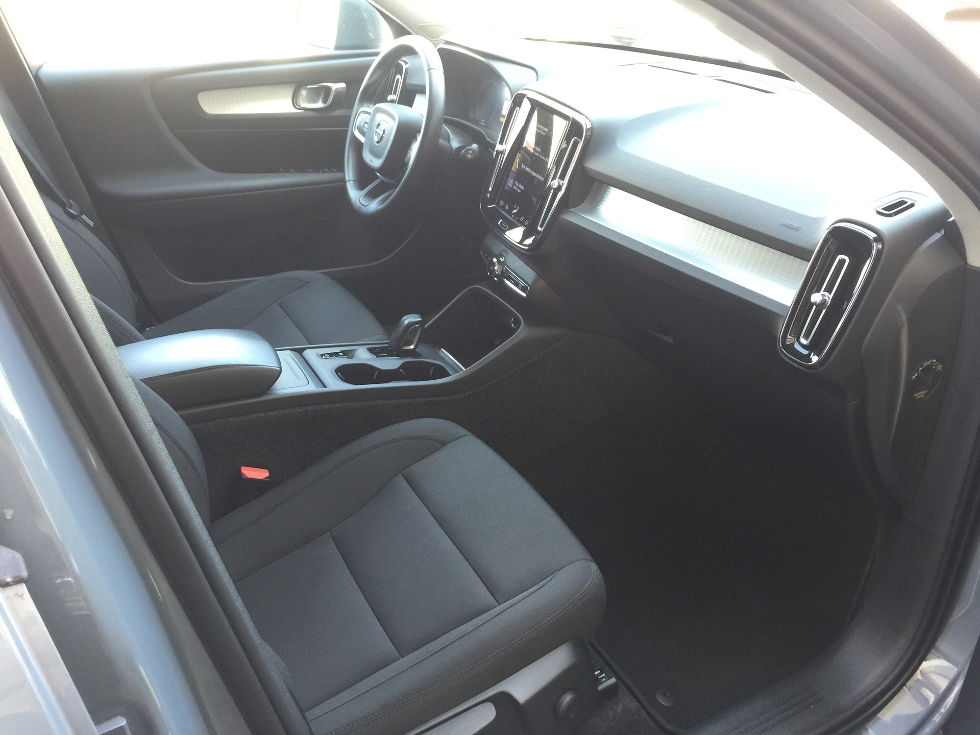 VOLVO XC40 T2 Momentum Geartronic-image-9