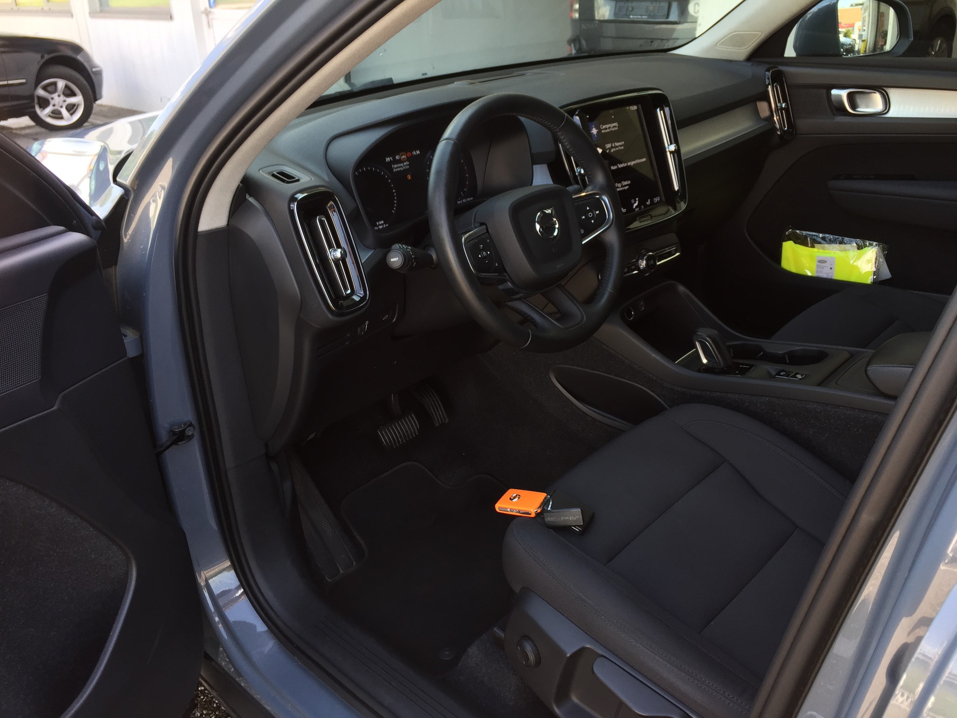 VOLVO XC40 T2 Momentum Geartronic-image-10