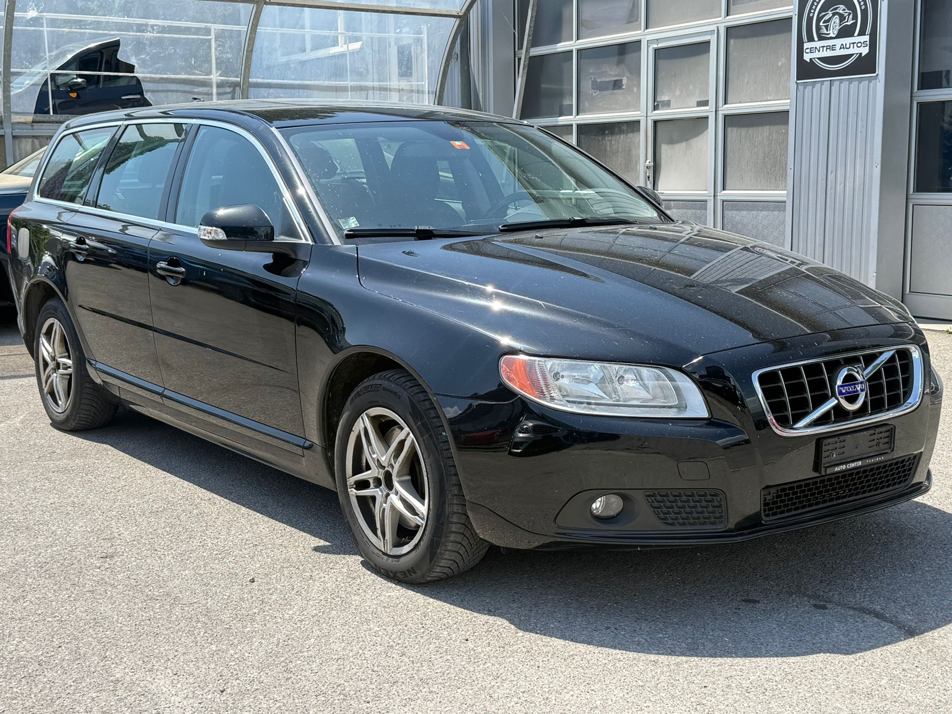 VOLVO V70 D3 Momentum Geartronic-showroom-element-1