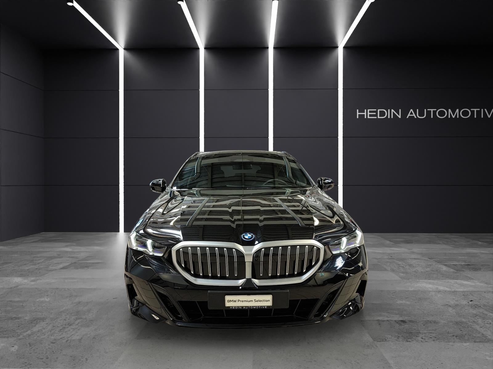 BMW 530e xDrive Touring Attraktiven Leasingzinssatz ab 0.9 % bei Abschluss einer BMW Fahrzeugversicherung.-showroom-element-2