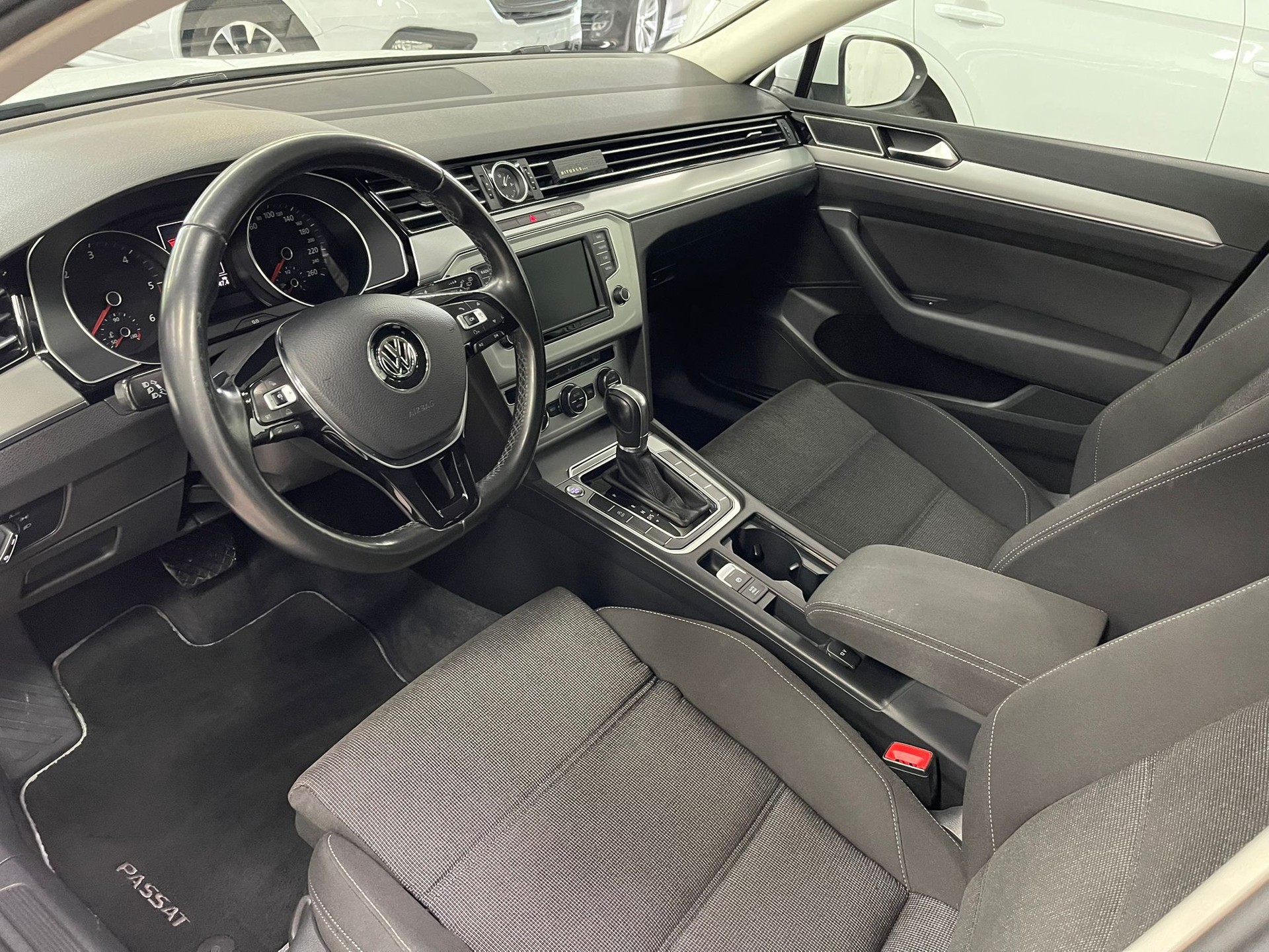 VW Passat Variant 2.0 TDI BMT Trendline DSG-image-8