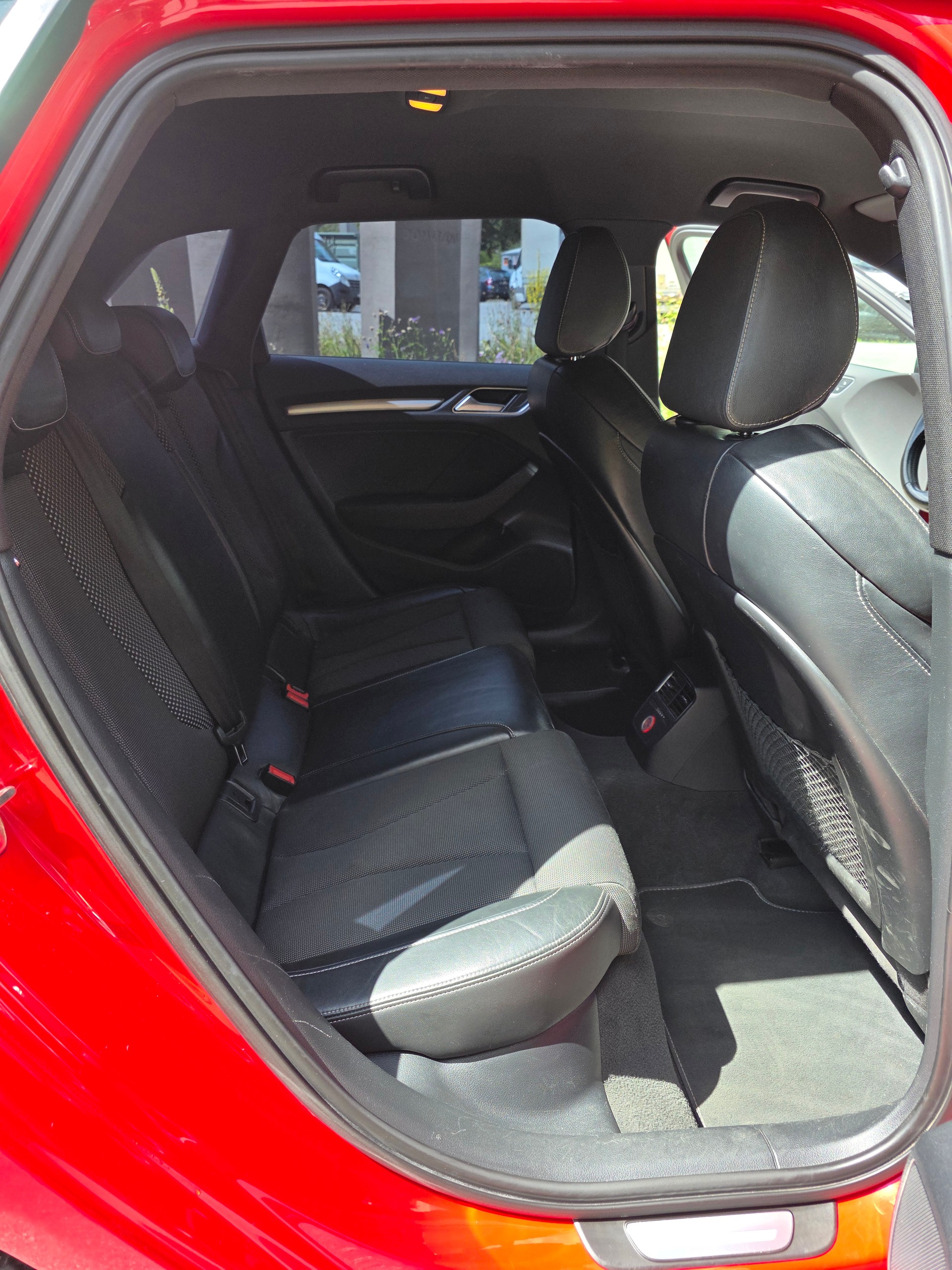 AUDI A3 Sportback 2.0 TDI Attraction quattro S-tronic-image-12