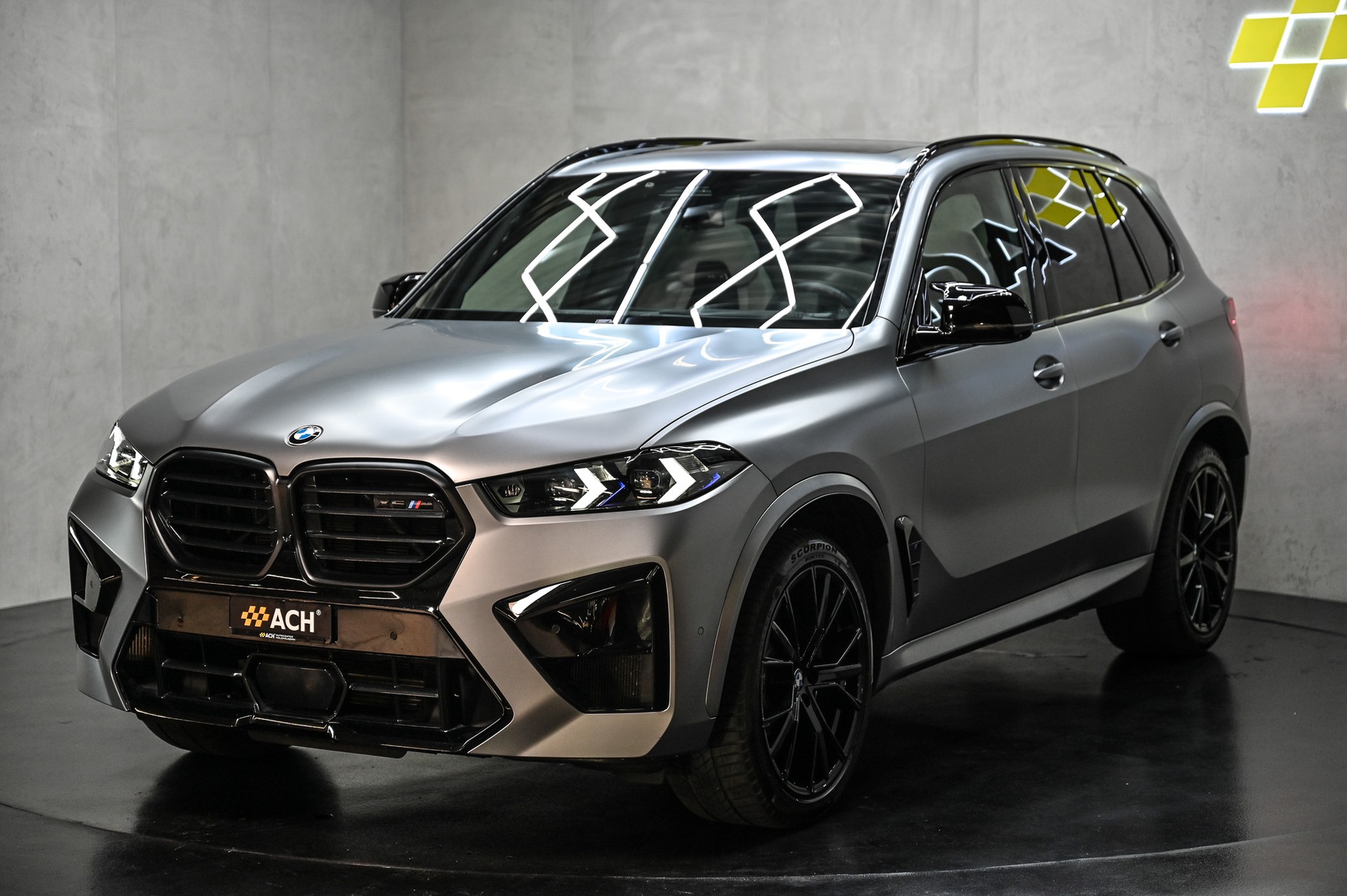 BMW X5 M Competition-showroom-element-2
