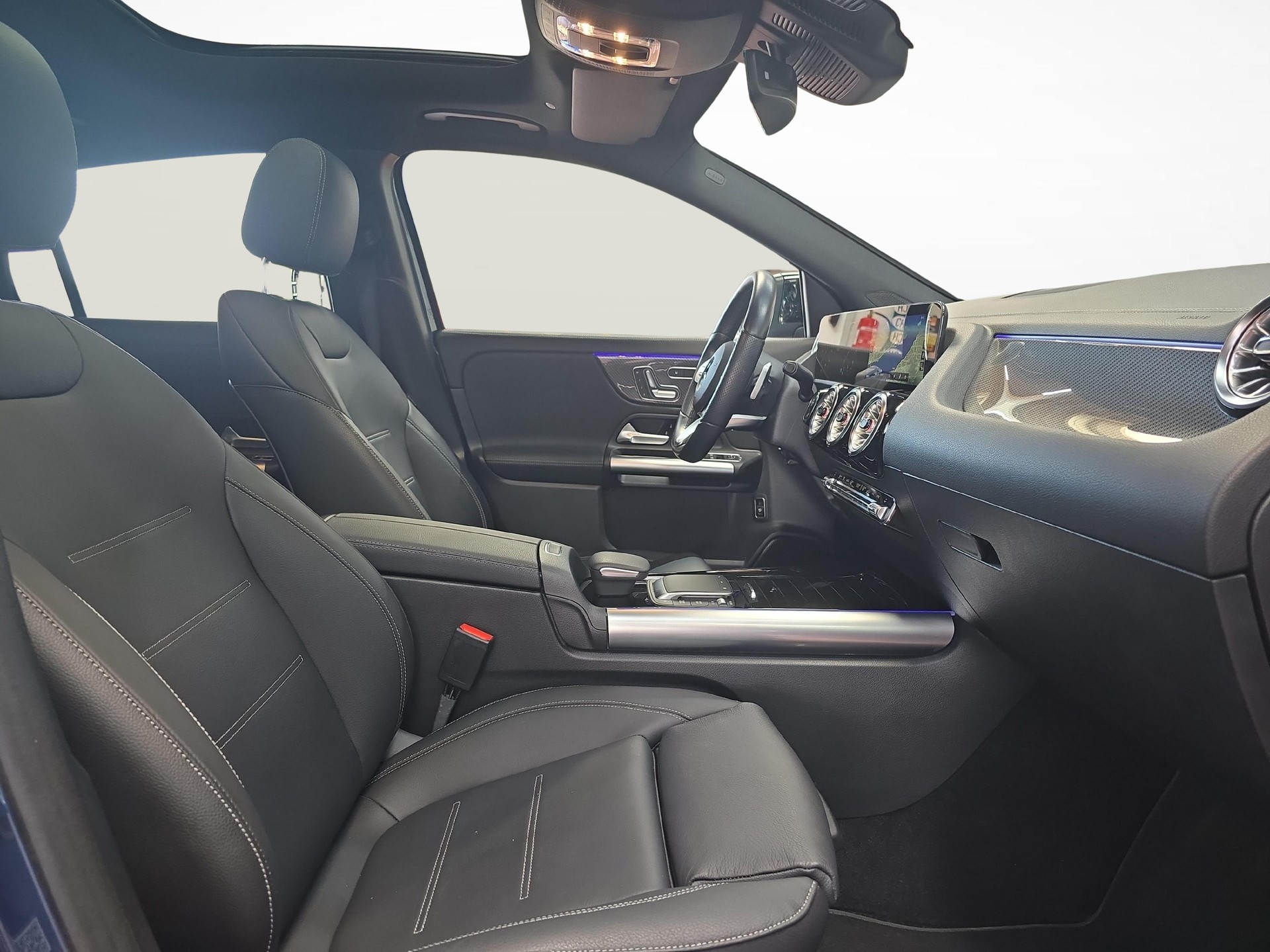 MERCEDES-BENZ GLA 200 4MATIC AMG Line-image-6