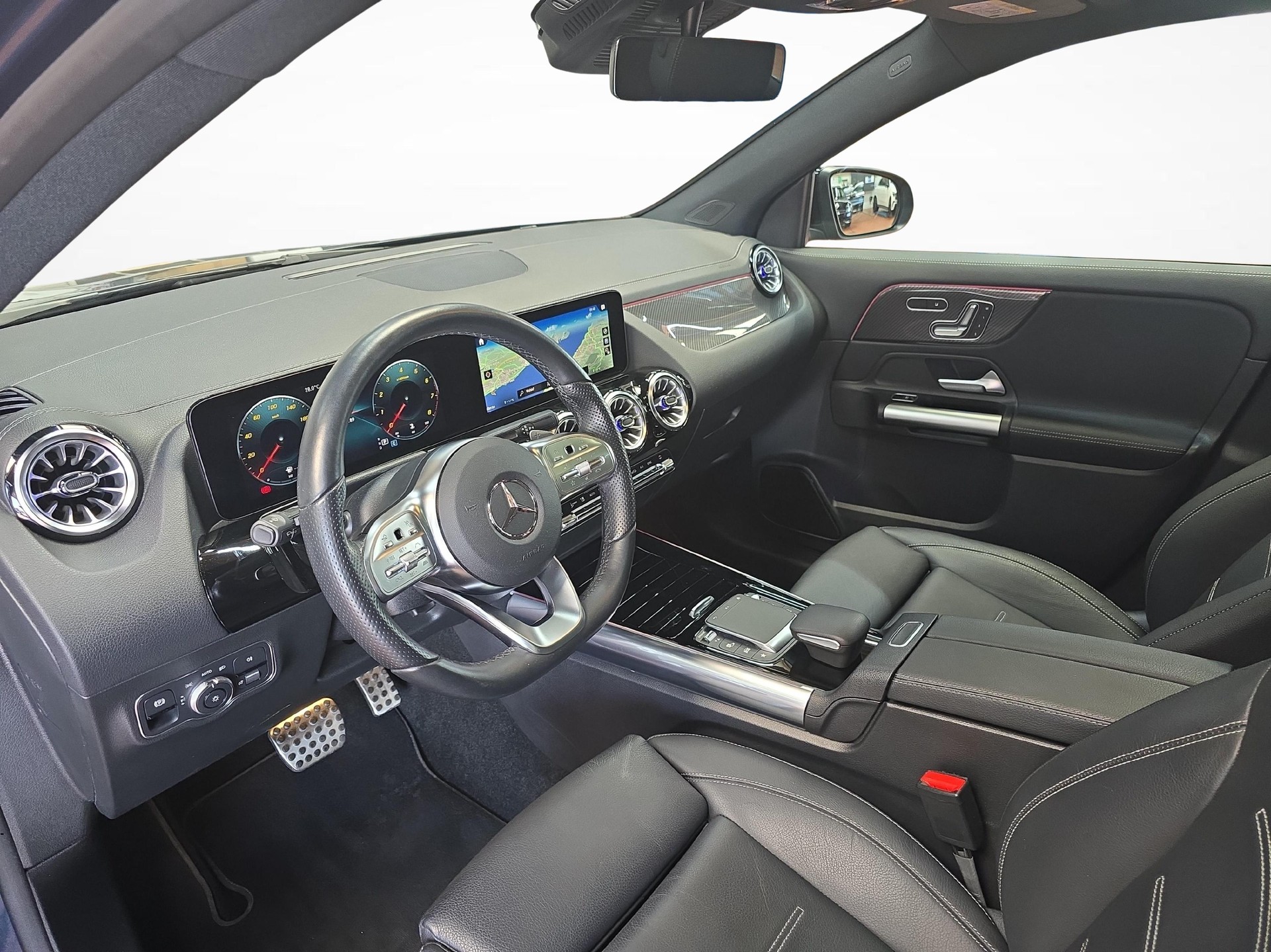 MERCEDES-BENZ GLA 200 4MATIC AMG Line-image-4