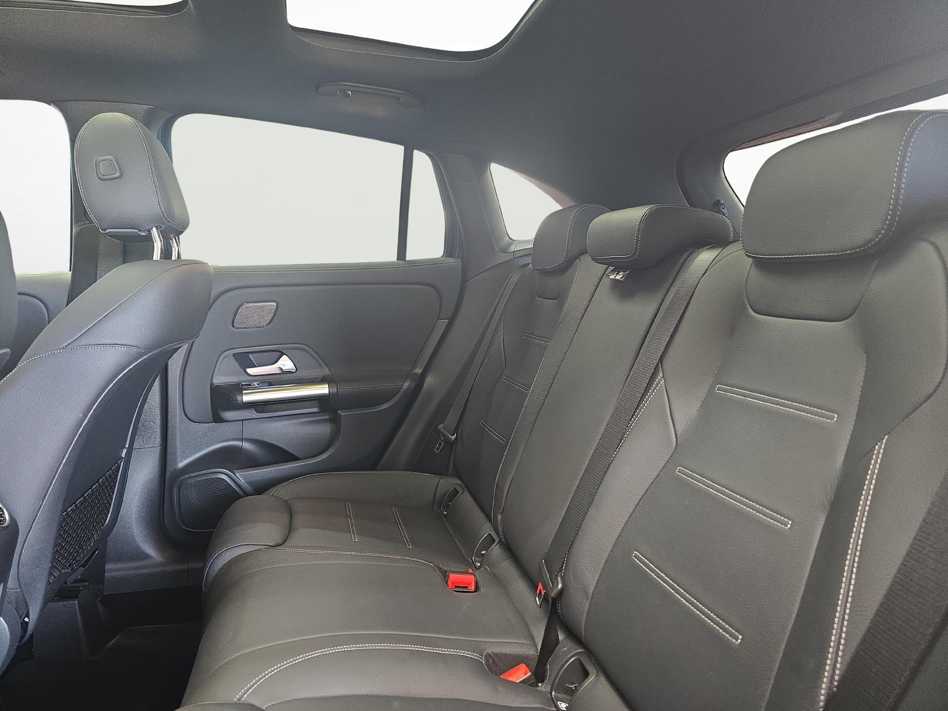 MERCEDES-BENZ GLA 200 4MATIC AMG Line-image-9