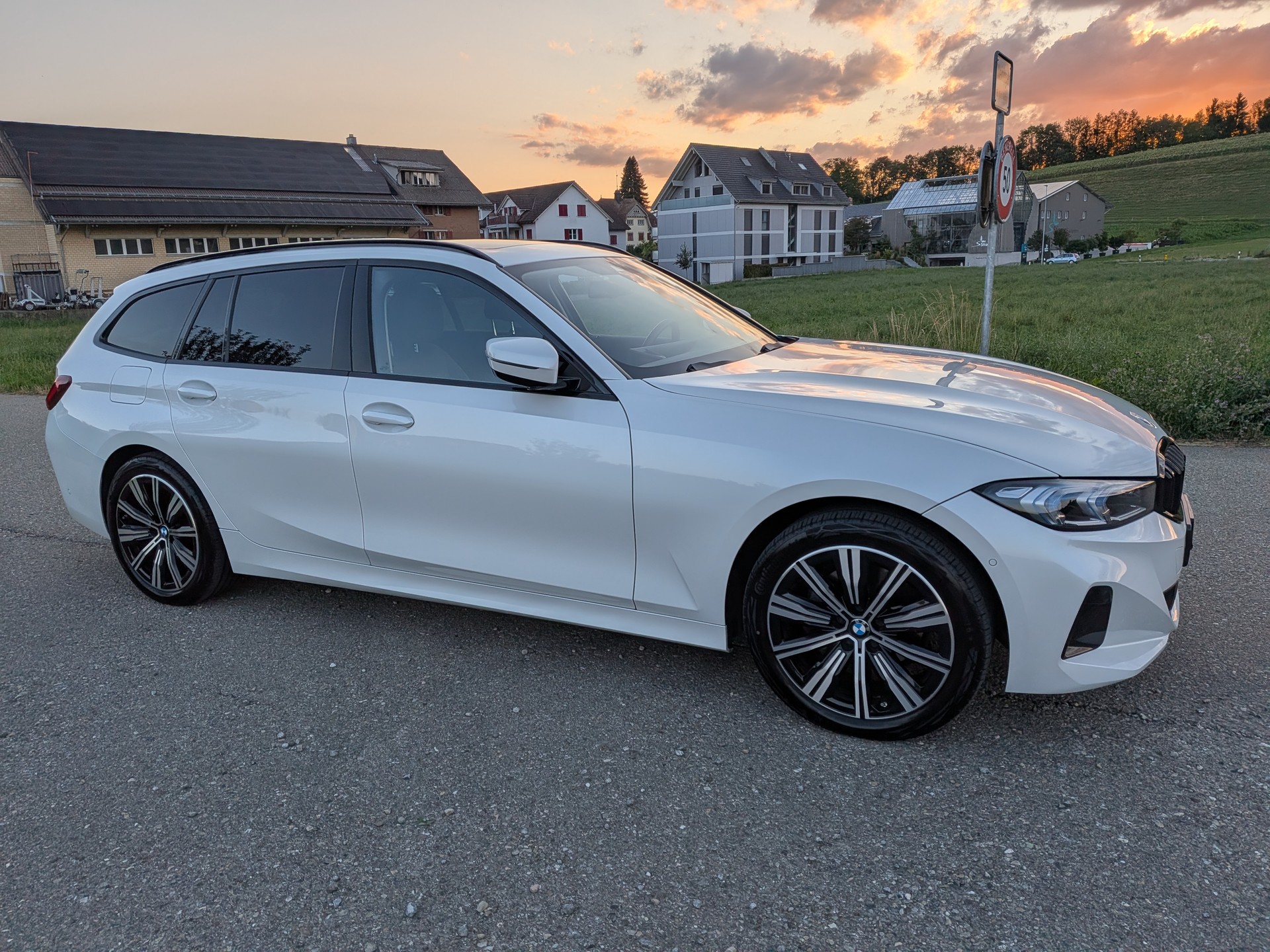 BMW 320d xDrive 48V Steptronic Sport Line-showroom-element-1
