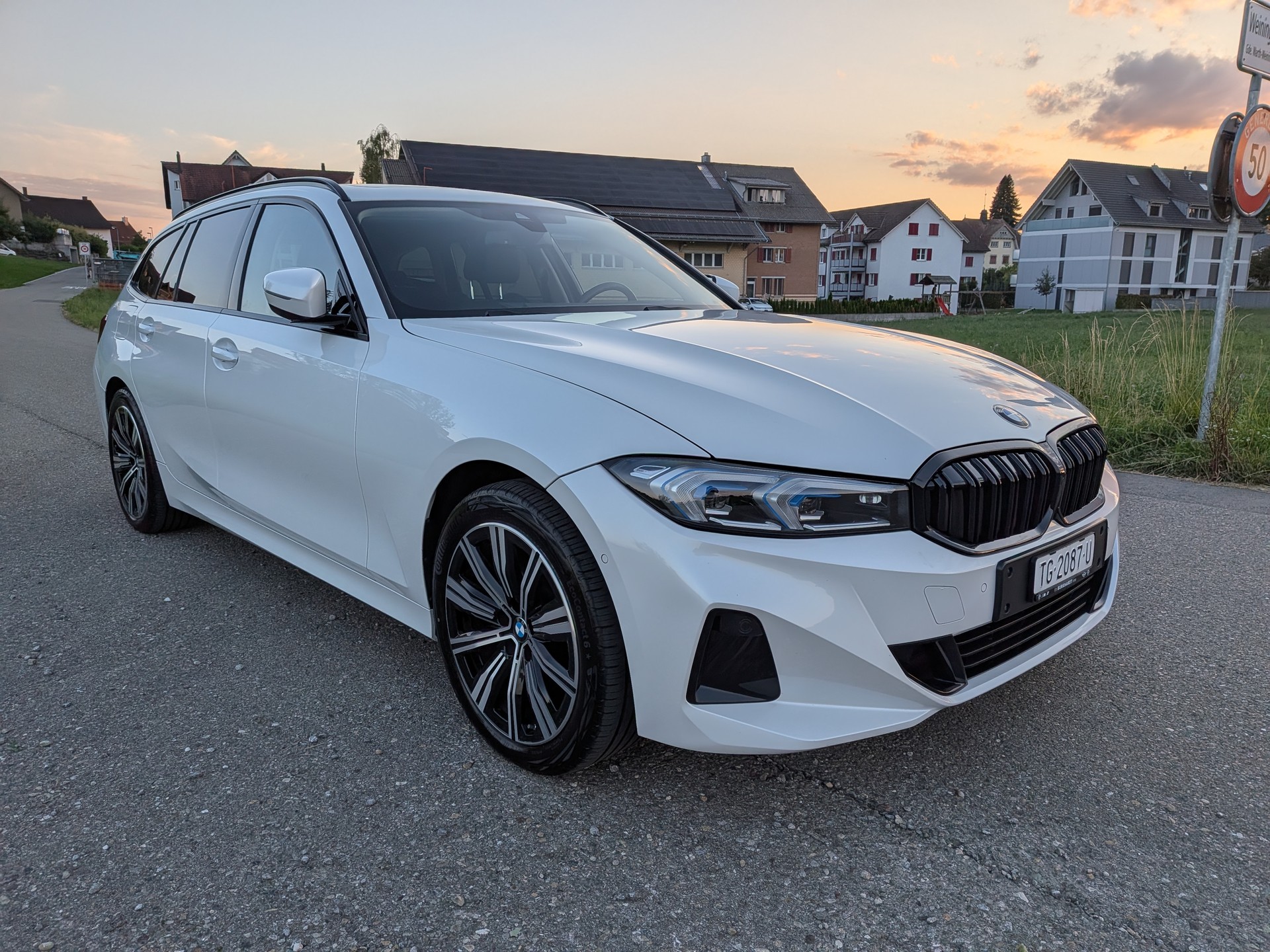 BMW 320d xDrive 48V Steptronic Sport Line-showroom-element-3