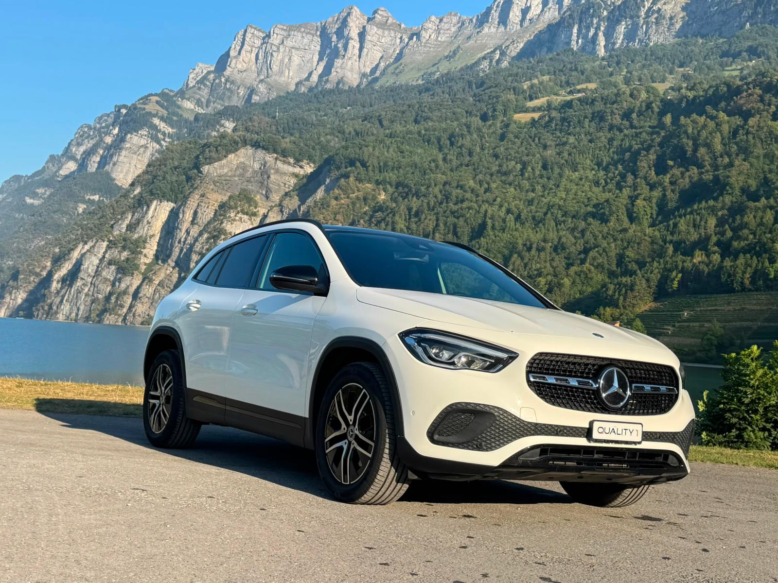 MERCEDES-BENZ GLA 200d 4Matic Progressive 8G-DCT-showroom-element-2