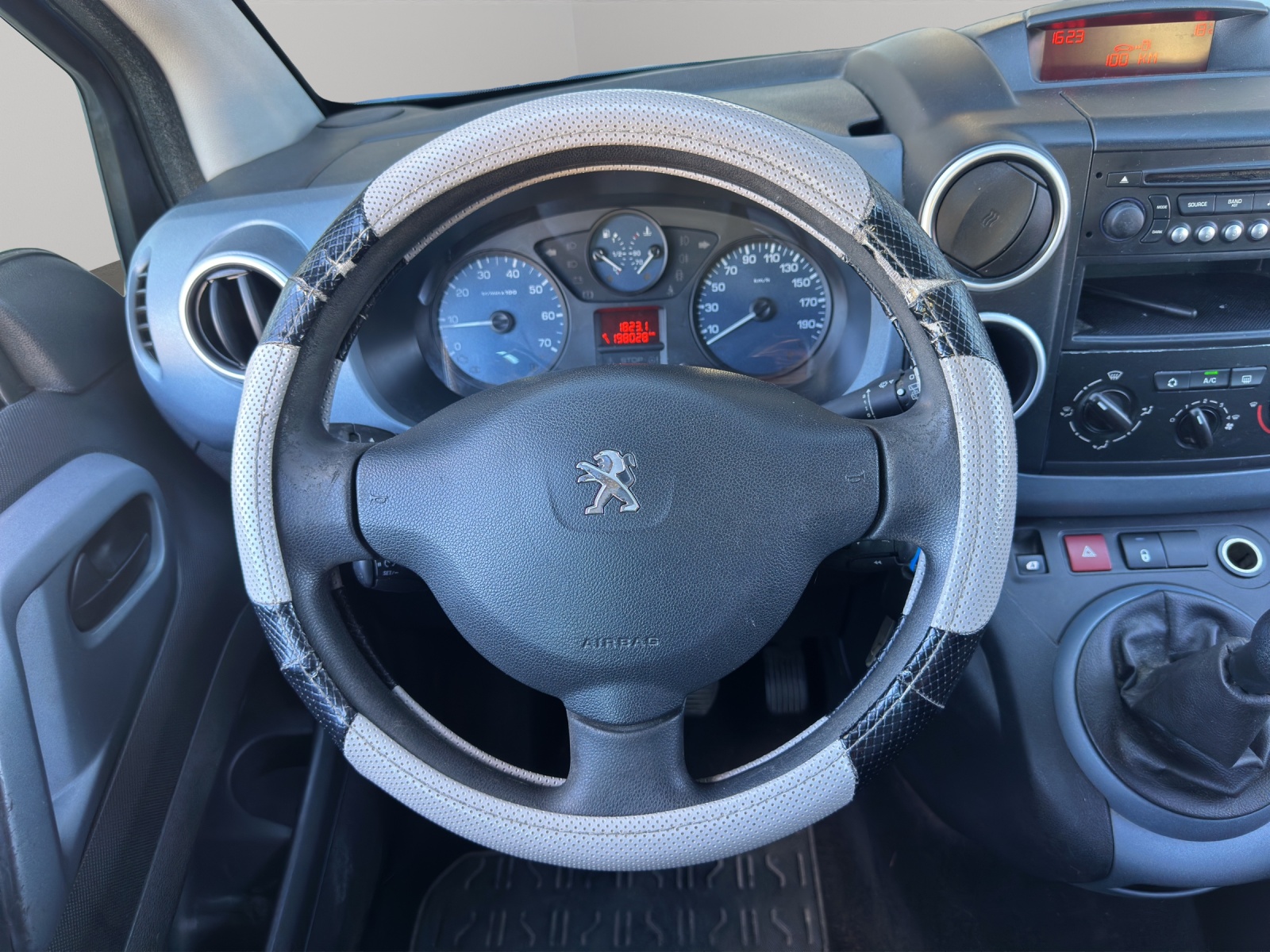PEUGEOT Partner 1.6 e-HDI Family-image-13