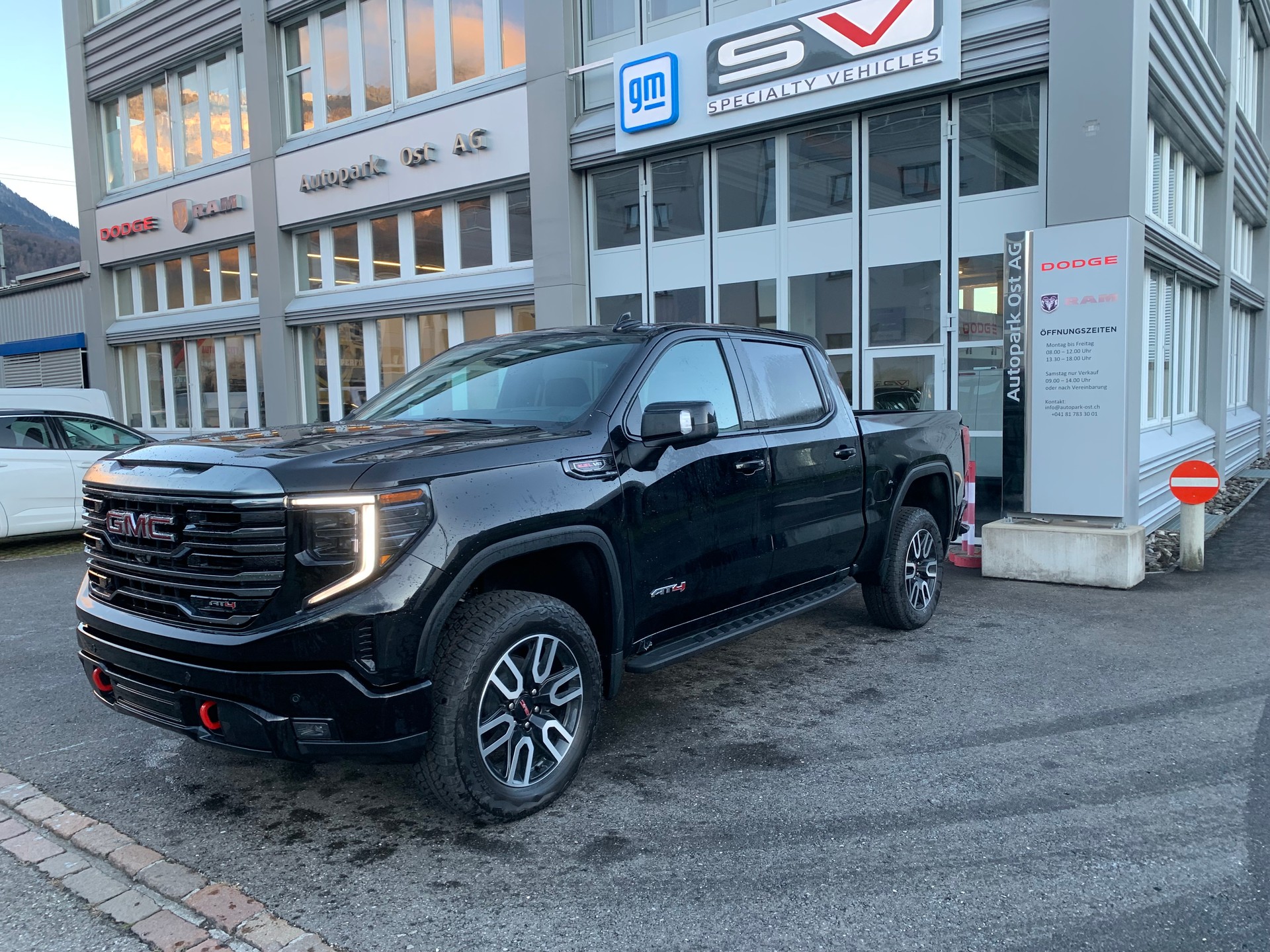 GMC Sierra 1500 AT4 Crew Cab 6.2l V8 MY25-image-1