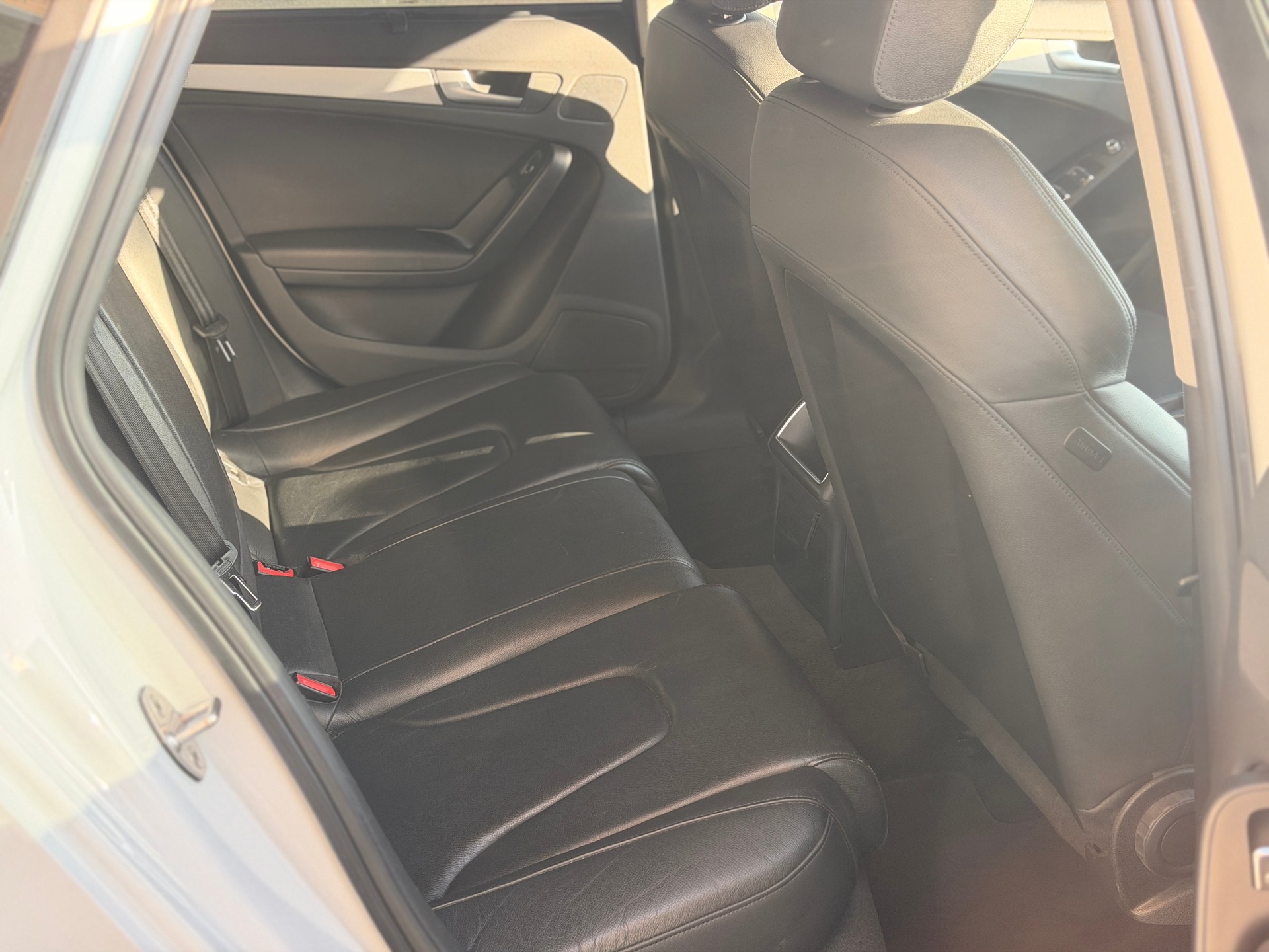 AUDI A4 Avant 2.0 TDI S-line-image-22