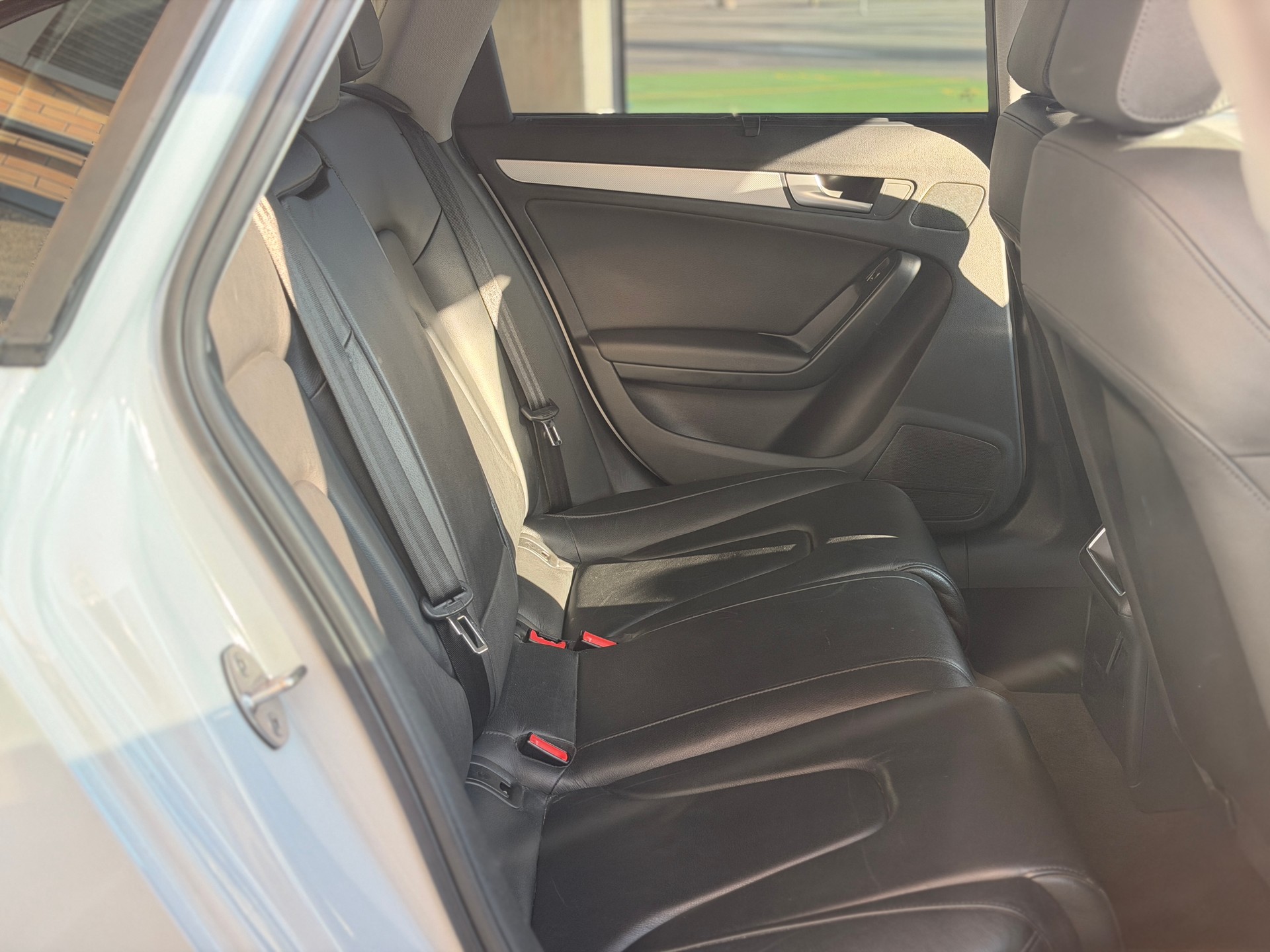 AUDI A4 Avant 2.0 TDI S-line-image-21