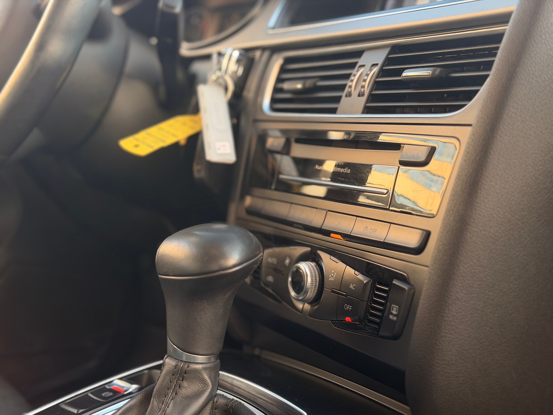 AUDI A4 Avant 2.0 TDI S-line-image-27