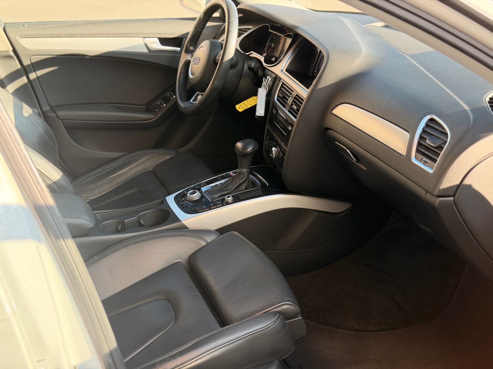 AUDI A4 Avant 2.0 TDI S-line-image-25