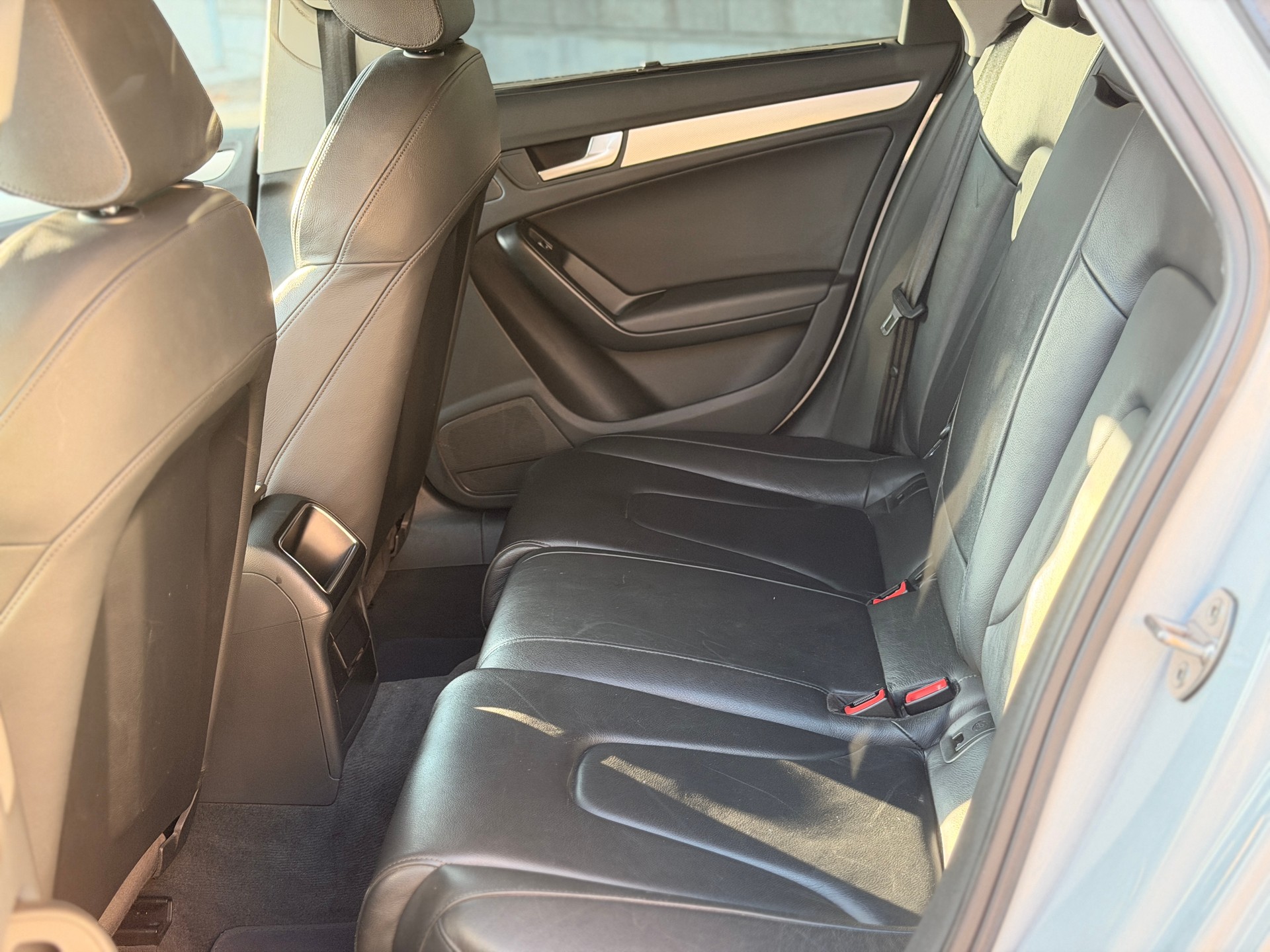 AUDI A4 Avant 2.0 TDI S-line-image-19