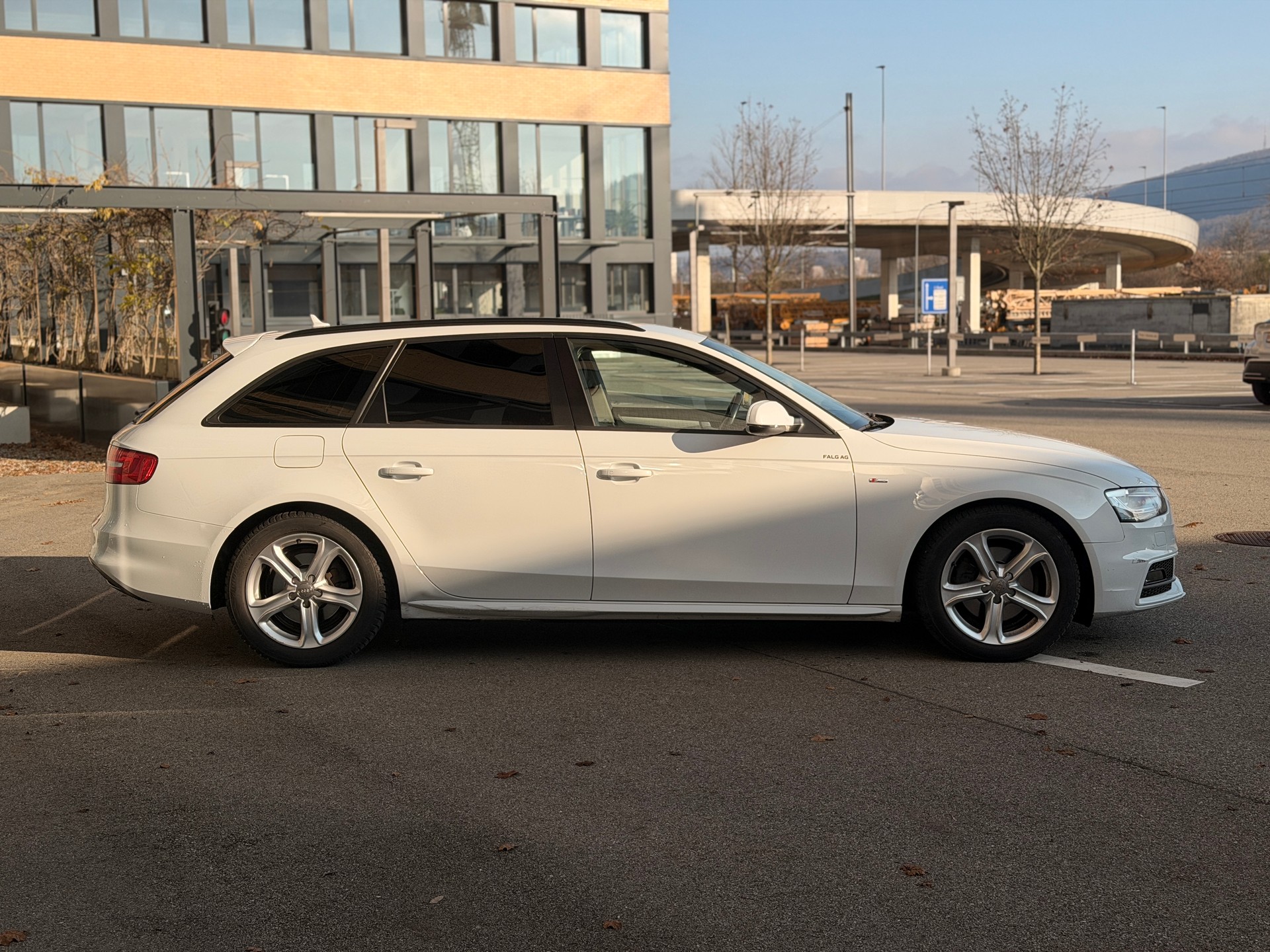AUDI A4 Avant 2.0 TDI S-line-image-4