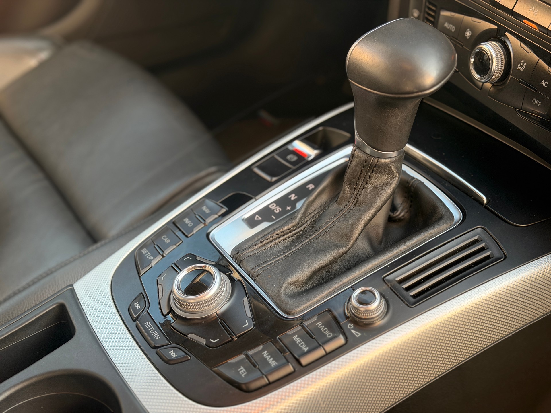 AUDI A4 Avant 2.0 TDI S-line-image-30