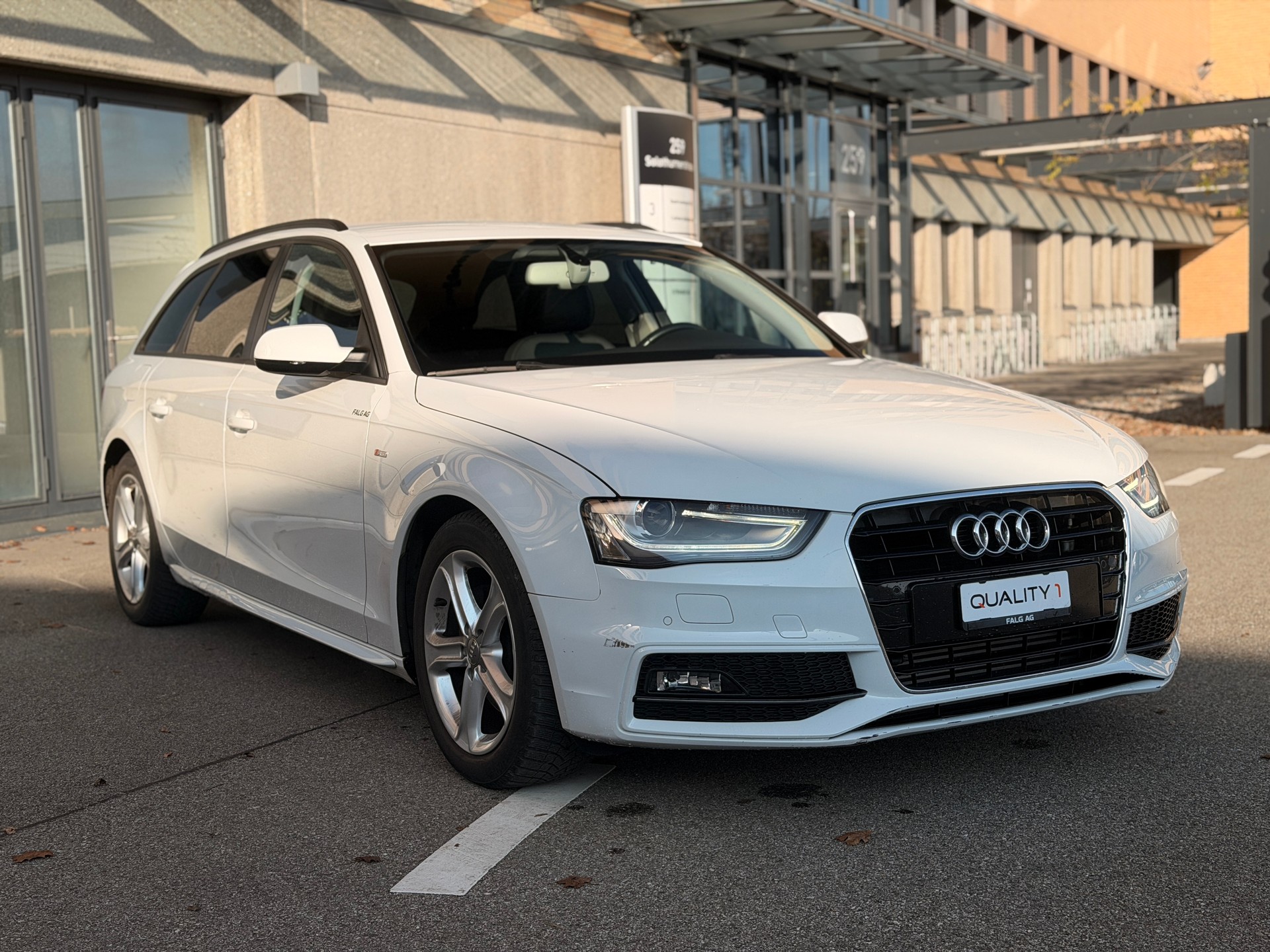 AUDI A4 Avant 2.0 TDI S-line-showroom-element-3