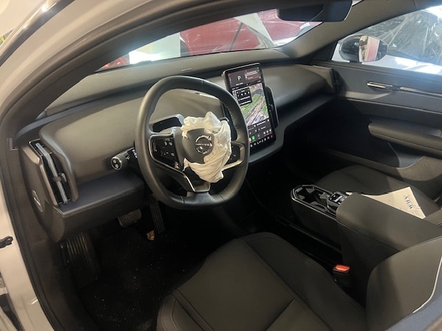 VOLVO EX30 E60 69kWh Twin Ultra-image-2