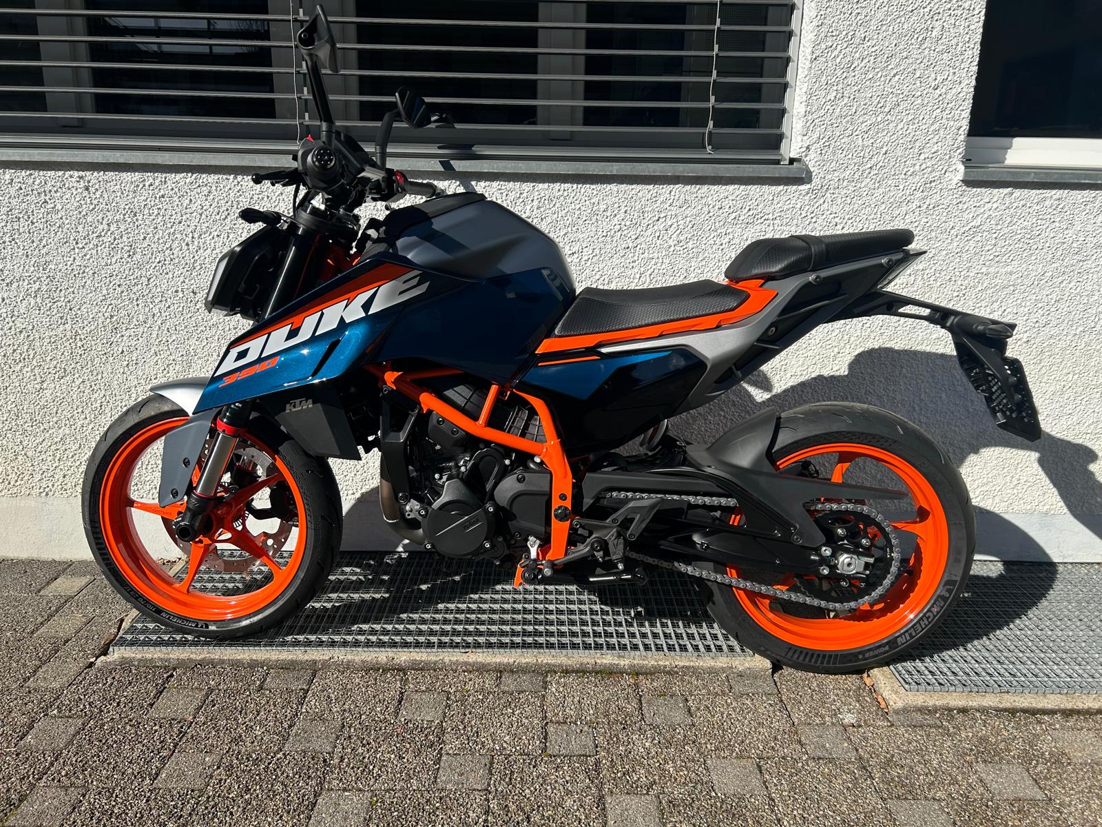 KTM 390 Duke-image-1