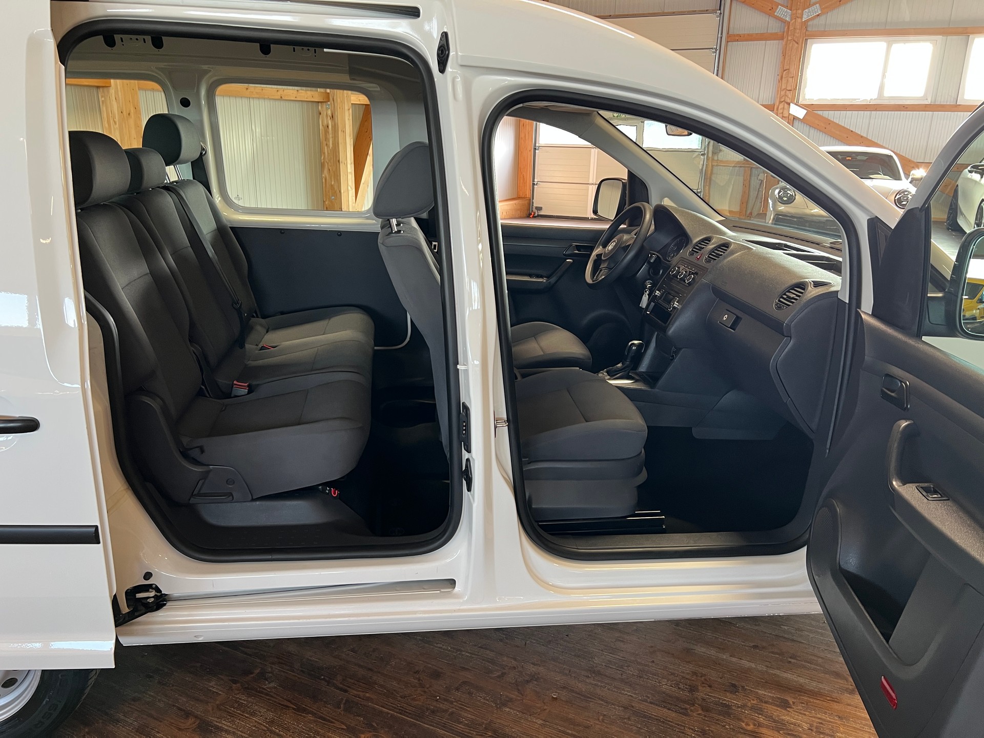 VW Caddy 1.6 TDI BlueMotion Technology DSG-image-13