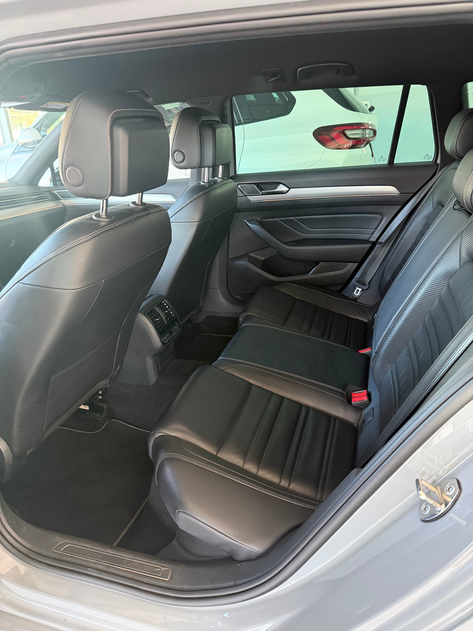VW Passat 2.0 TDI BMT R-Line Edition 4Motion DSG LIMITED 90/320-image-9