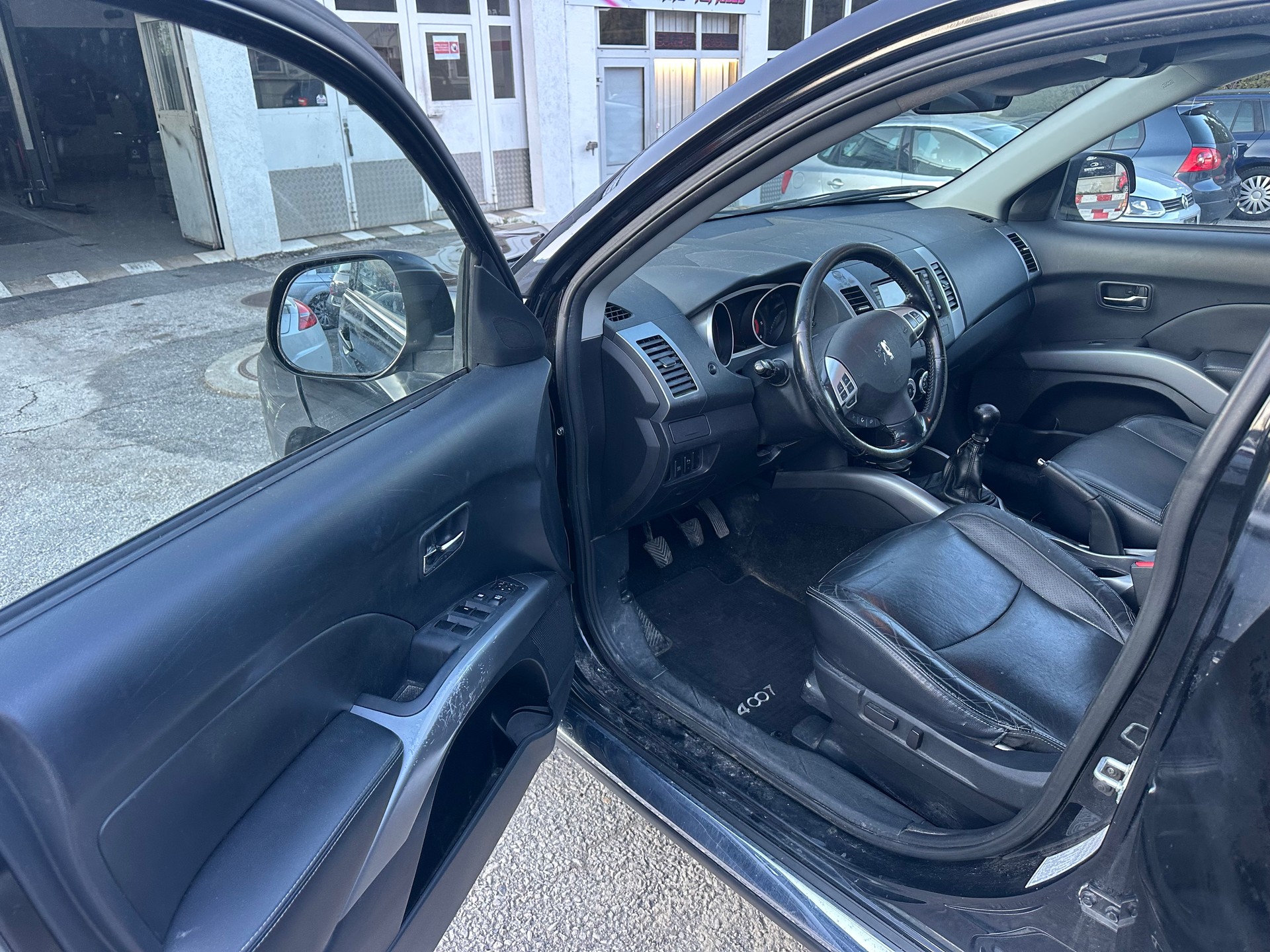 PEUGEOT 4007 2.2 HDi Platinum Edition-image-7