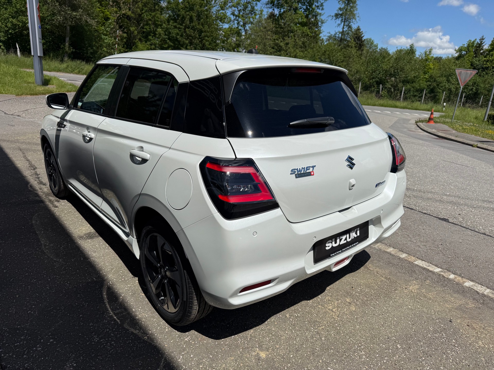 SUZUKI Swift 1.2 Sakura Top Hybrid CVT-image-3