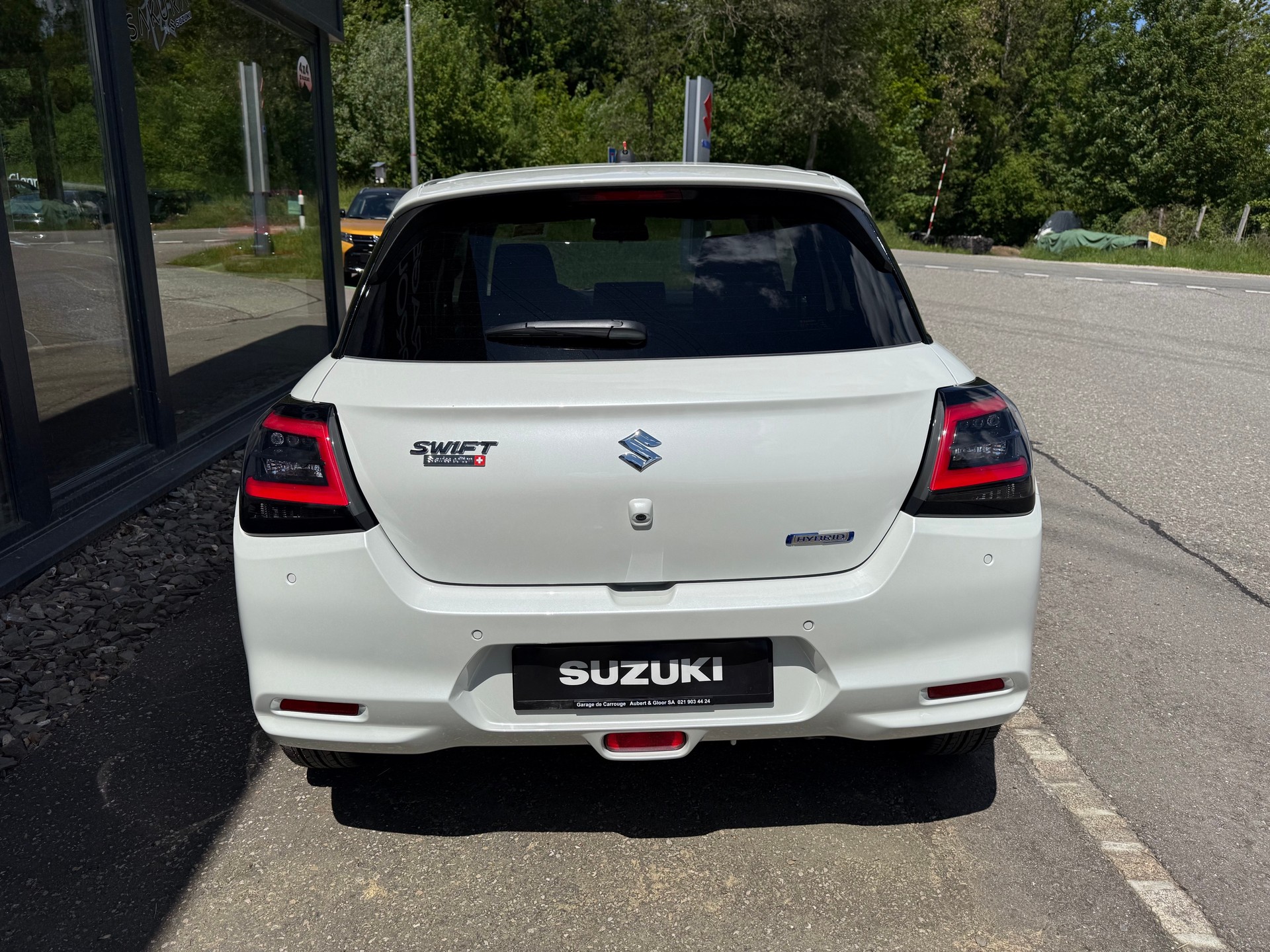 SUZUKI Swift 1.2 Sakura Top Hybrid CVT-image-4