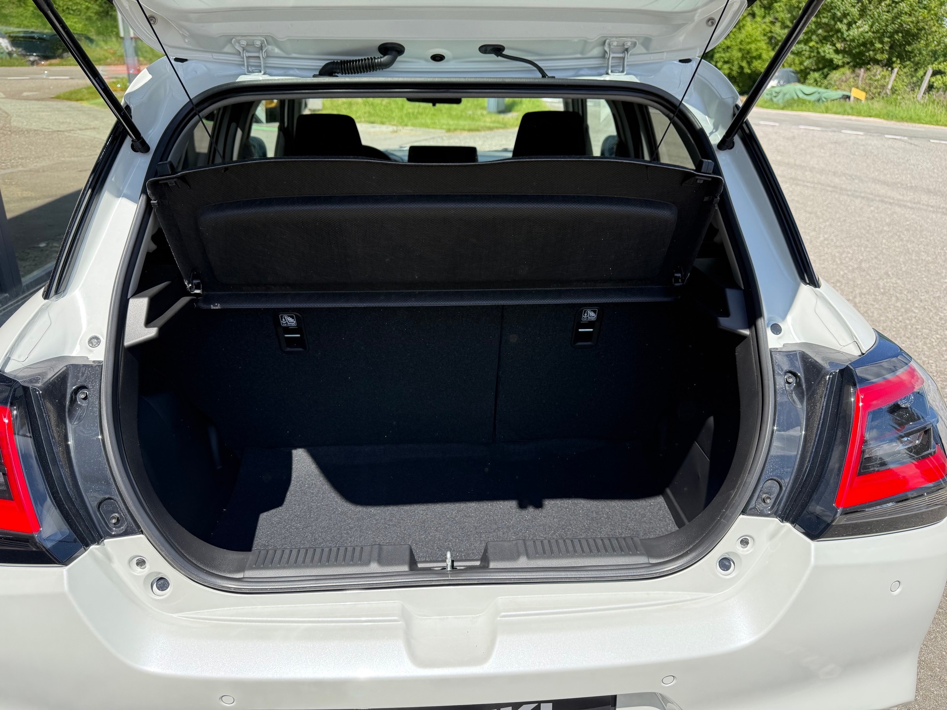 SUZUKI Swift 1.2 Sakura Top Hybrid CVT-image-7