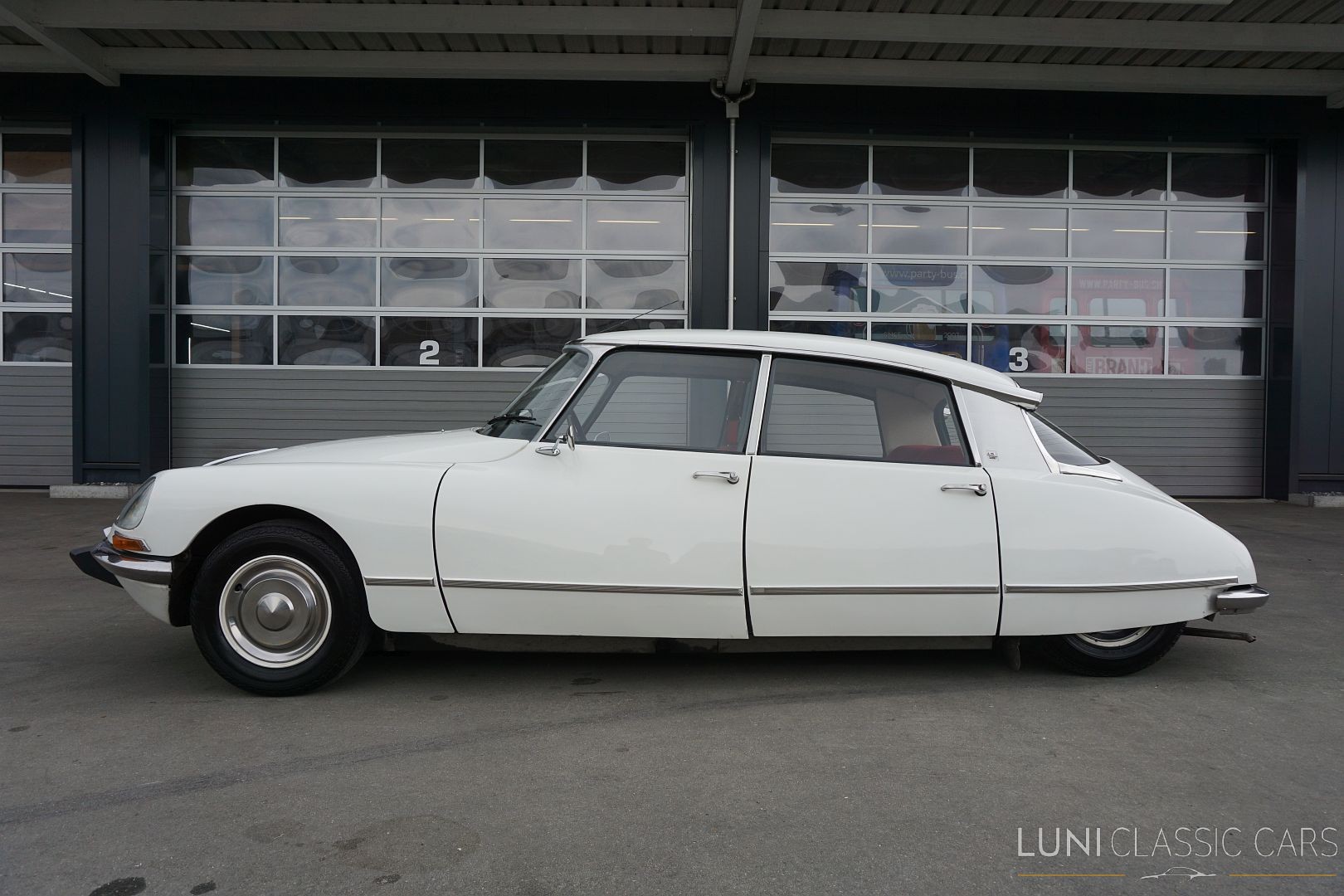 CITROEN D Spécial-showroom-element-1