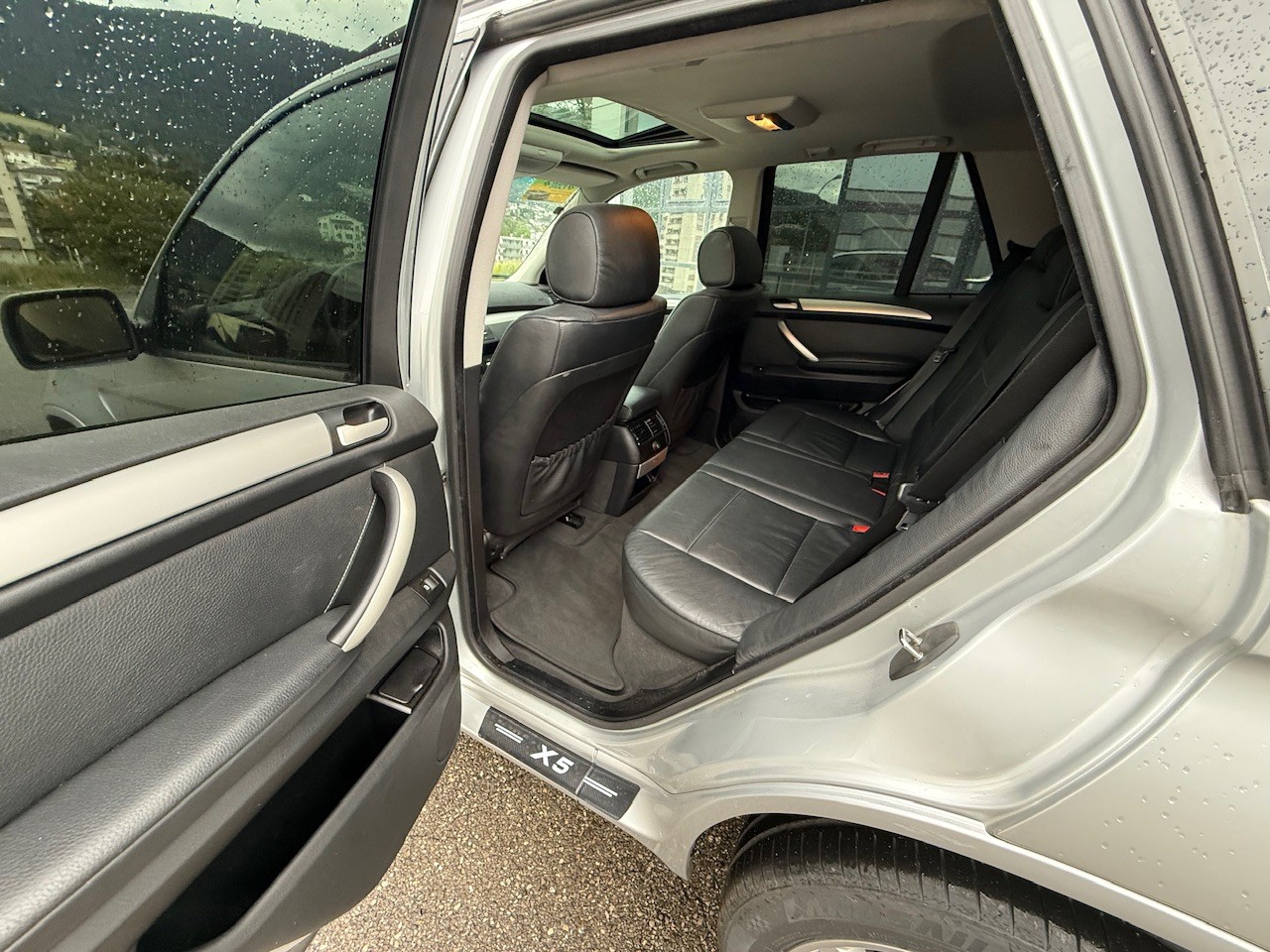 BMW X5 3.0i-image-11