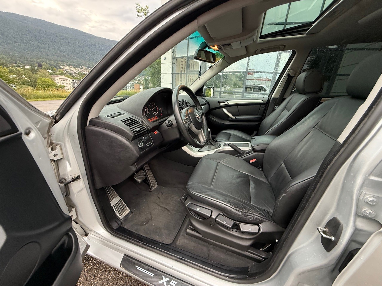BMW X5 3.0i-image-12