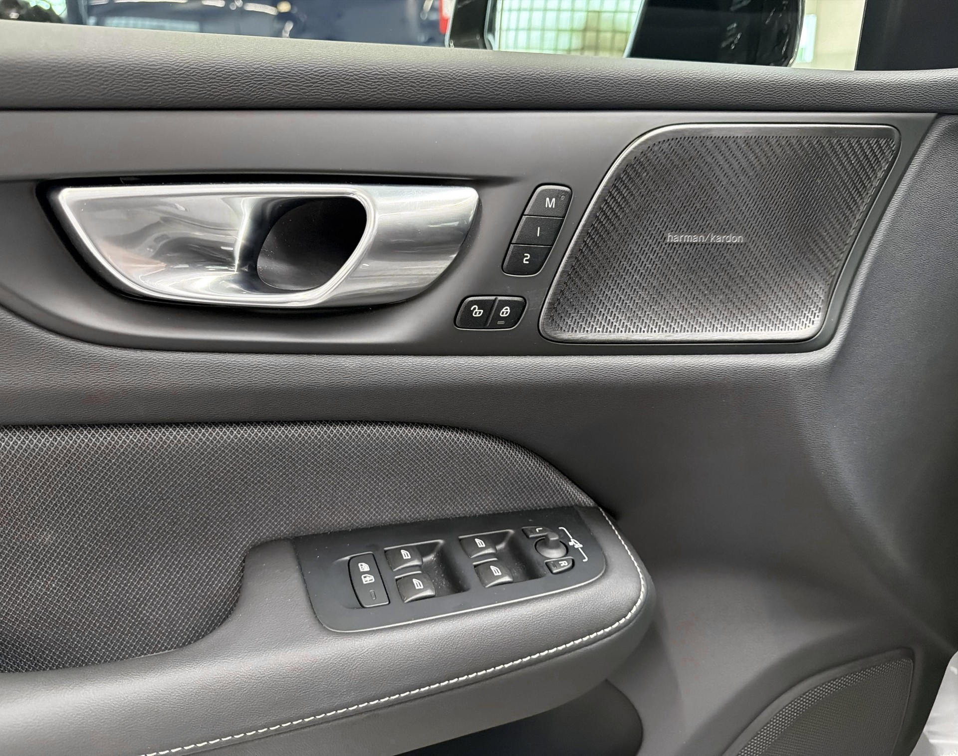 VOLVO V60 2.0 T6 TE Plus Dark eAWD-image-14