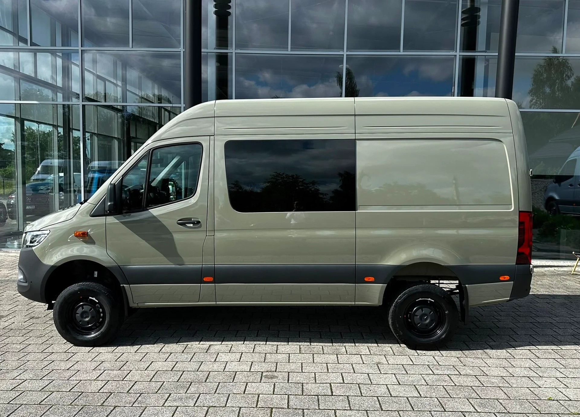 MERCEDES-BENZ Sprinter 319 CDI Lang 9G-TRONIC 4x4-showroom-element-1