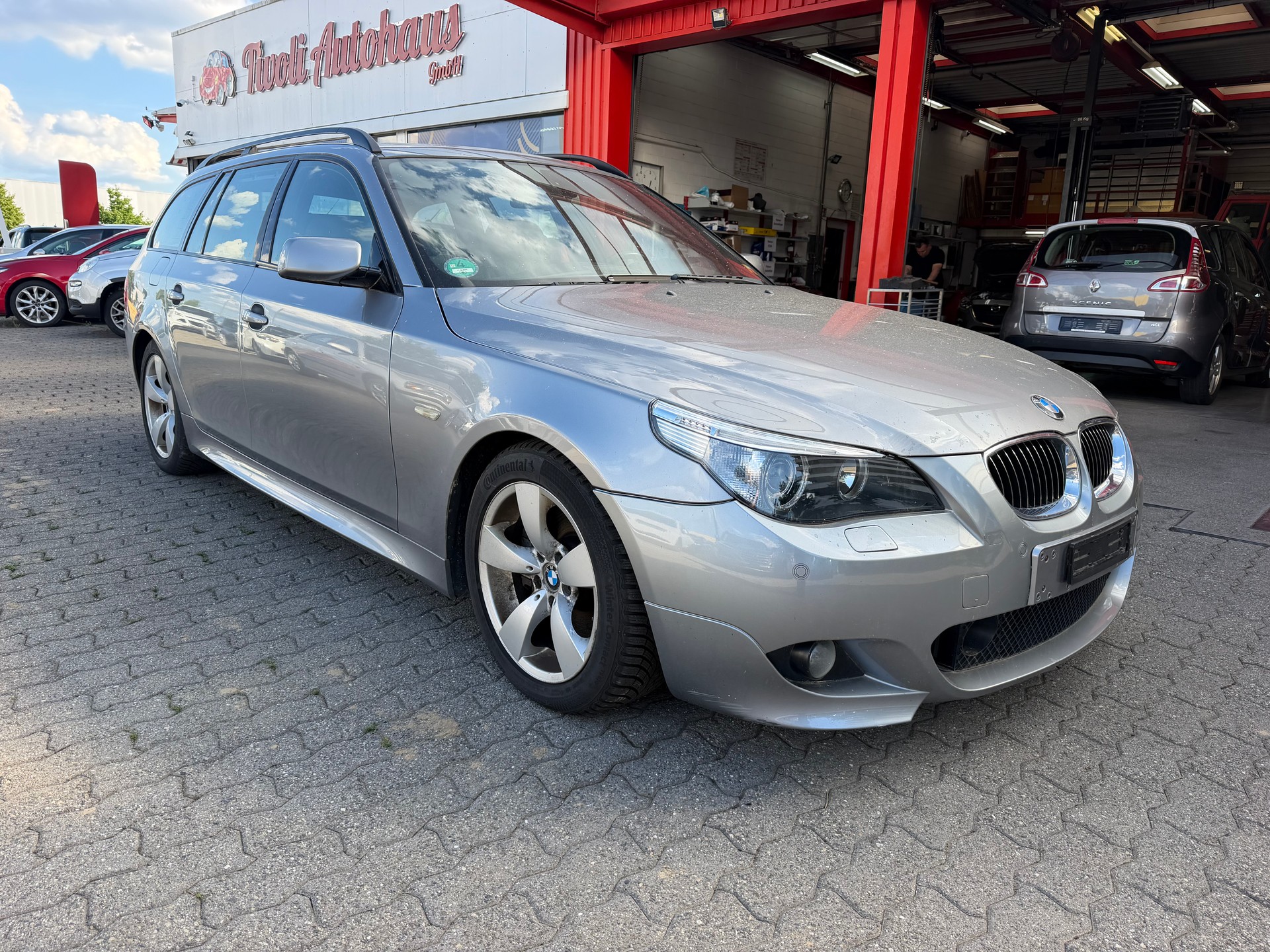 BMW 550i Touring-showroom-element-1